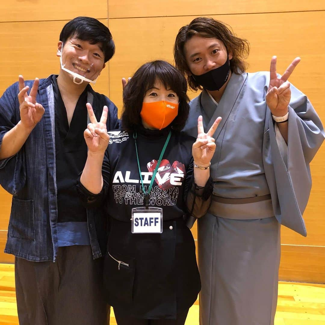 佐野俊輔さんのインスタグラム写真 - (佐野俊輔Instagram)「白ゆりスポーツフェスにて、市川くん、渡部結女と司会進行を務めさせていただきました！  親子で免疫力アップをテーマに  アライブの鈴木代表のご指導で皆さんにも伝えることができたと思います！！  ハニトラのメンバーは子ども大人が楽しめるダンスを💃 僕も踊りましたよ🩰ちゃんと🥰  また、TAISEIKAN様の御協力の元、会場もリラックススペースを設けて、マッサージを提供😁  コロナ禍の中でも、運動しリラックスし新たな形で楽しさを提供🤩  僕も　#市川智也 パイセンと共に… 安全な距離と安全なカタを伝えての、ワークショップ💪 #鬼滅の刃 効果もあり、刀を持った子どもたちはテンションアゲアゲ😻😸  子どもが嬉しそうにする姿は嬉しいもんですね！！  なかなか、厳しい中ですが…  少しでも笑顔になってもらえるアイデアと企画を💡  みんなで作っていきます🙋‍♀️  #母子寡婦福祉連合会  #白ゆりスポーツフェスタ  #市川智也 #ハニートラップ #taiseikan治療院  #ALIVE鈴木代表 #刀 #チャンバラ」11月28日 17時55分 - shunsuke_sano_