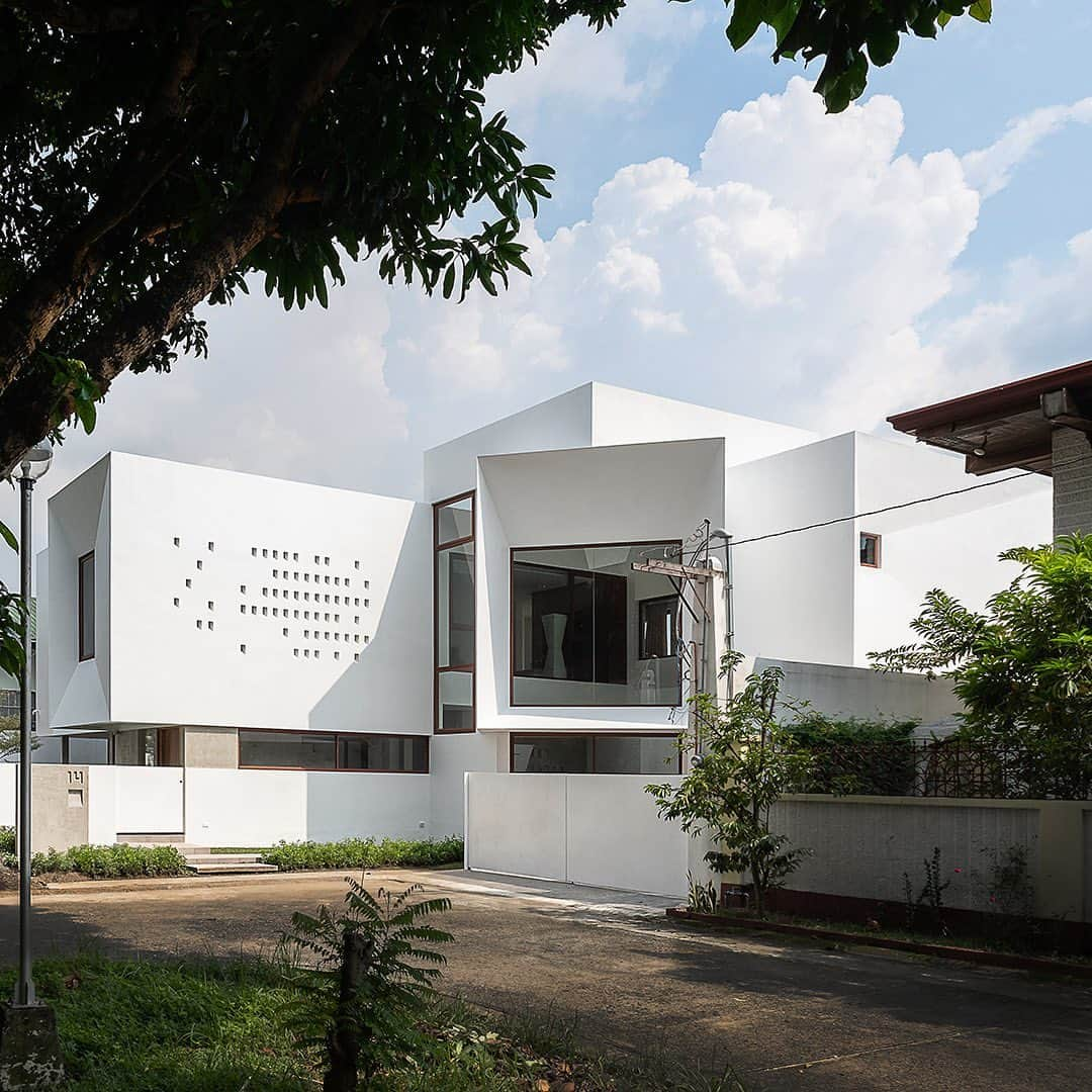 HYPEBEASTさんのインスタグラム写真 - (HYPEBEASTInstagram)「#hypelife: @jimcaumerondesign is back with a new geometric architectural project. Dubbed the “VIEWPOINT HOUSE,” this new home is located in Quezon City, Philippines and features larger striking trapezoidal shapes that frame certain viewpoints, while the interior core is protected by a white concrete “hood.” Swipe to take a look and visit the link in bio for more on the design.⁠⠀ Photo: Bien Alvarez/Jim Caumeron Design」11月28日 17時55分 - hypebeast