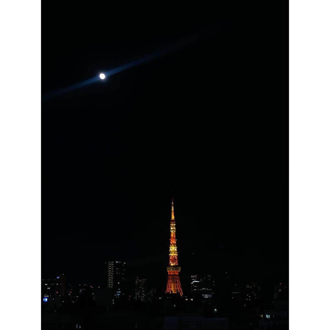 秋本祐希さんのインスタグラム写真 - (秋本祐希Instagram)「もう少しで満月🌕 今日も輝いてるね。 小さな頃から お月様 好きなんだなぁ☺︎ #tokyotower #東京タワー #moon #お月様」11月28日 17時56分 - ayuuki0908