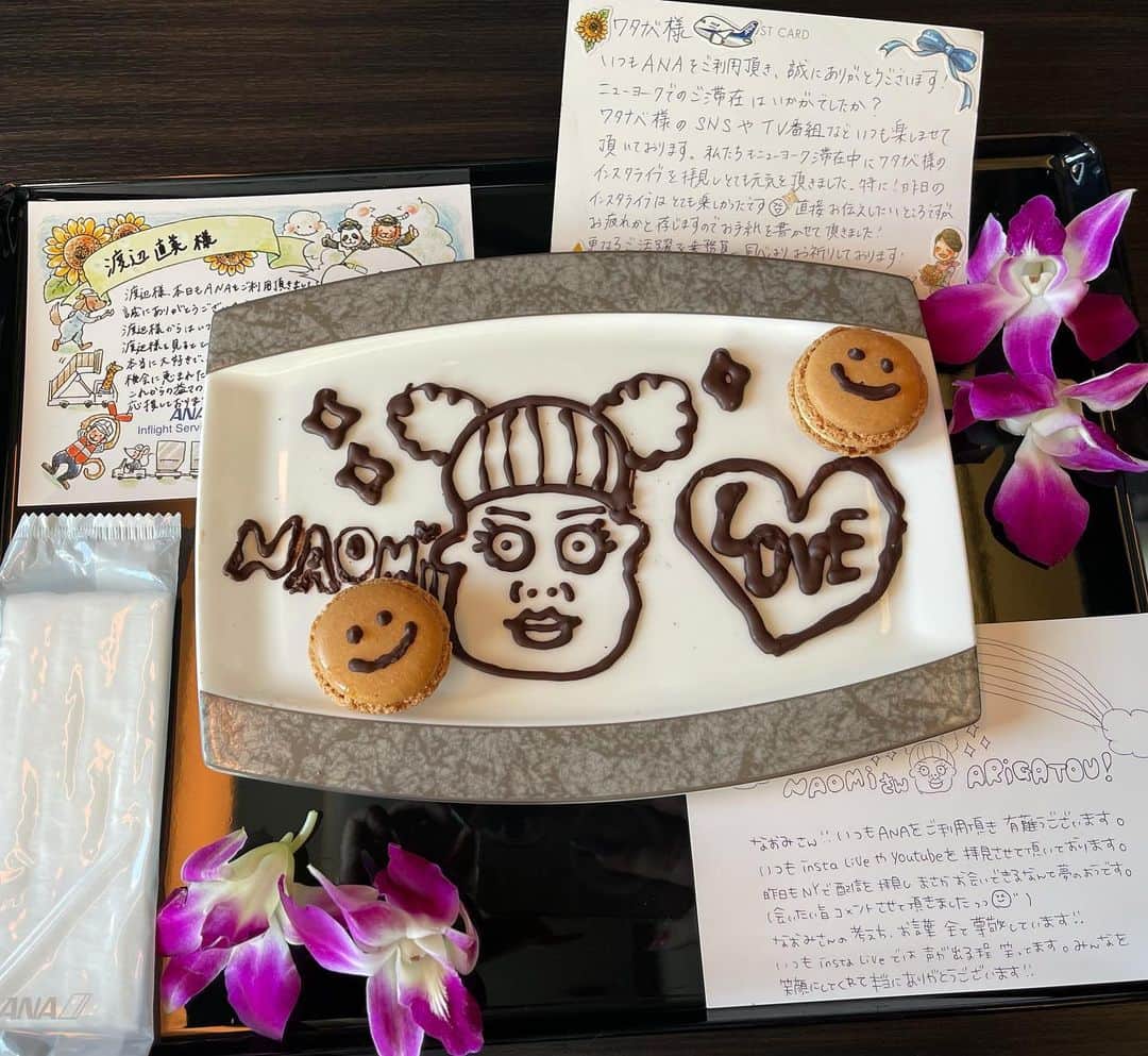 渡辺直美のインスタグラム：「ただいま！！！！ 日本に帰ってきました！！！  ニューヨーク出発の前日に コロナテストを受け陰性で、 成田空港でもテストを受けて 陰性でした！ そして昨日から自己隔離生活2週間がスタートしました！！ がんばるにょ！  飛行機の中で、キャビンアテンダントさんたちが素敵なお手紙とチョコアートを作ってくれました😘心温まる😭 ありがとうございます！  着陸直前にチョコナッツのマカロンを 頬張り、ニコニコで飛行機降りたら、 検査がまさかの唾液検査で、口の中のナッツも一緒に出すハメに😂私の試験管だけナッツ30粒くらい入ってた😅検査結果待ちの二時間ずっと不安だった😂私の周りの人は呼ばれたのに、わたしだけ全然呼ばれなかったから ナッツが原因で再検査だわ…😰と思ったけど大丈夫でした😅  しかも、唾液を結構出さなきゃいけなくて、個室の壁には出しやすいようにレモンと梅干しの写真が貼ってありました！ 中々出ないもんなのかな？と不安になって、とりあえず一回ぺって出してみようとやってみたら既定の量の3倍出てた😂😂😂 唾液の量多いみたい😂即合格で10人ごぼう抜きした😂 スタッフのおじさんに 「もう出したの？」って驚かれた😂  成田空港で沢山のスタッフさん達が丁寧に検査してました！本当にお疲れ様です！そしてありがとうございます！  アメリカ生活約一ヶ月半 見届けてくれてありがとうございました！これからも頑張ります👍  I’m back!!!! I’m back in Japan!!! I took the COVID-19 test the day before leaving NY and tested negative. I took the test again at Narita and was negative! Now I’ve started my two week quarantine life since yesterday! Wish me luck! The flight attendants made me a cute piece of chocolate art and gave me letters😘So heartwarming😭Thank you so much! I stuffed my face with chocolate nut macaroons right before landing, hopped off the flight all happy only to find out that the COVID test I had to take was a saliva test. Some nuts ended up getting out too😂My test tube had about thirty pieces of nuts in the test tube😅I was nervous the whole two hours I had to wait for results to come out😂Everyone around me was called but mine took forever so I definitely thought I had to retest because of the nuts…😰 but I was OK😅  We had to get a lot of saliva out and the private rooms had photos of lemons and pickled plums up on the wall! I was worried I wouldn’t be able to get enough out, but on my first shot I got more than three times the amount needed😂😂😂 I guess I have a lot of saliva😂 I passed the ten people who were before me😂 The man working there asked if I was done already, and was surprised 😂 The workers at Narita airport were testing very carefully! Thank you for all your hard work! I was able to conclude my month and a half life in the U.S.! Now will keep working hard👍」