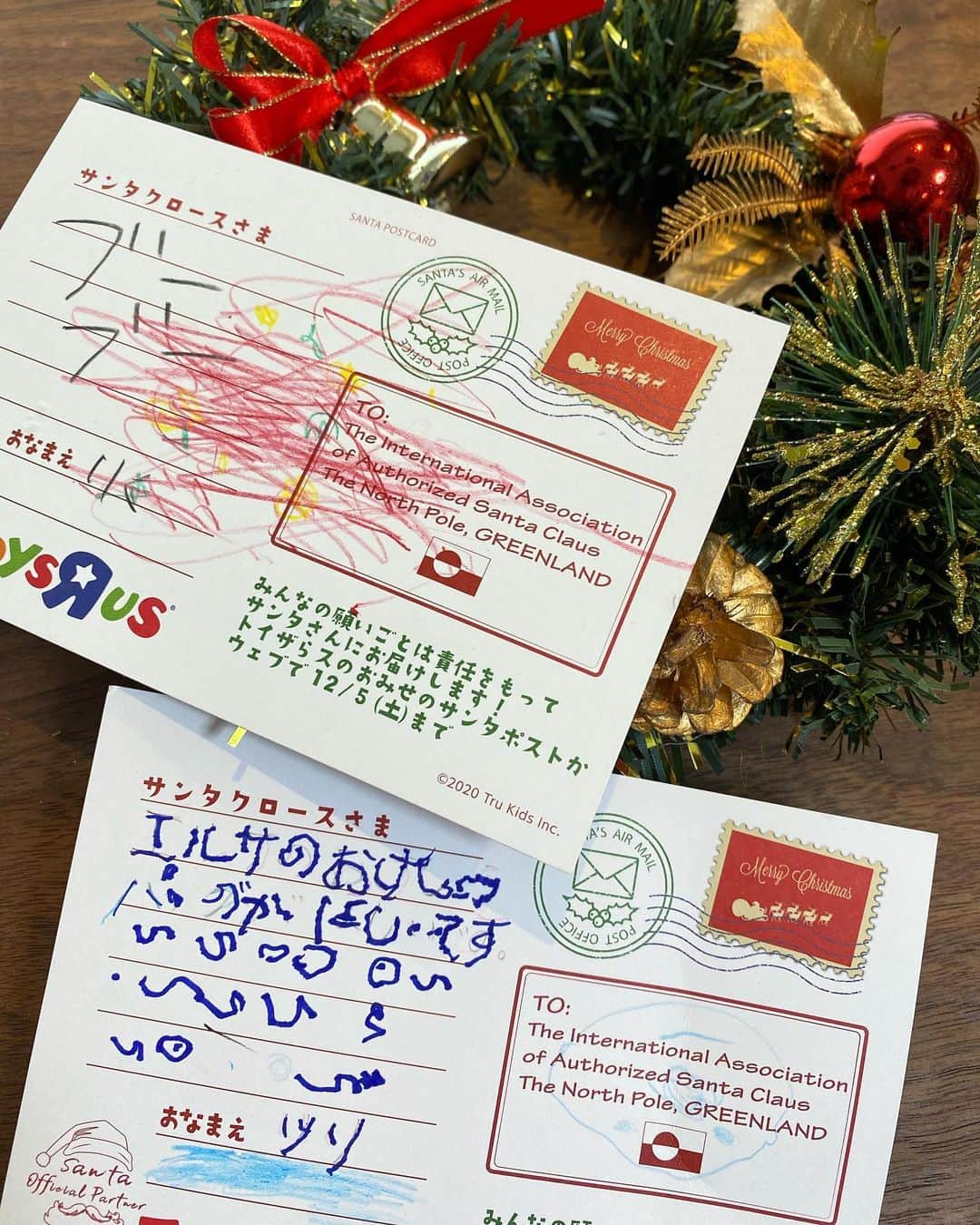 河内麻沙美さんのインスタグラム写真 - (河内麻沙美Instagram)「#santa 🎅🏻 ． ． 先日トイザらス( @toysrus_jp )に行って本物のサンタさんに手紙を出せる『サンタポスト』限定のポストカードをもらってきたよ💌 サンタさんに手紙書く〜？🎅🏻✨ って聞いたらLILIもRIKUもノリノリ👧🏻👦🏻💗 ． 今、全国のトイザらスとベビーザらスで本物のサンタさんに手紙を出せる『サンタポスト』があるんだって📮 おうちからサンタさんに手紙を送れる『デジタルサンタポスト』もあるから私はデジタルポストにしました😌💕 ネットから写真を送るだけ🙆🏻‍♀️ ． 子供たちが楽しんでポストカードを書いてて微笑ましかったわ〜🥺❤️ まぁなんて書いてあるかはよくわからないけど😂🙌サンタさんなら読めるかな？🤣🤣 ． 12月5日までに投函すればクリスマス前までにグリーンランド国際サンタクロース協会へ届けられるんだって〜🎄✨ 専用のポストカードは全国のトイザらス店舗、ベビーザらス店舗で配布されるほか、全国562店舗のスシローでも配布されるみたい📮 ． 先着順でトイザらスオリジナル子供用フェイスシールドやビスコがもらえるみたいだよ🥰 ． #トイザらスサンタポスト#トイザらスデジタルサンタポスト#トイザらス#ベビーザらス#サンタ#クリスマスプレゼント#PR#Xmas#christmas#サンタクロース#手紙#こどものいる暮らし#LILIとRIKU#サンタコスプレ#サンタキッズ#姉弟#年子#年子育児#サンタさんにお手紙#プレゼント#お化粧セット」11月28日 18時05分 - masamikouchi