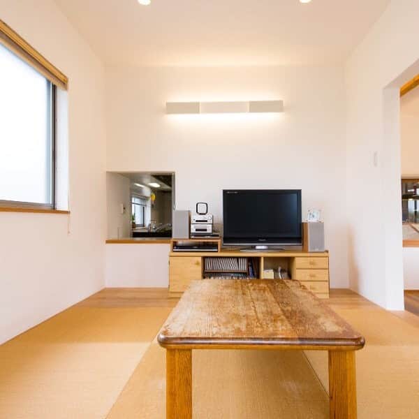 satsumahomeのインスタグラム：「🏡 普段食事をする和室には、キッチンとつながる小窓を設置。配膳な楽になるだけでなく、お互いの声が届き、ご家族やゲストとの会話が楽しめる。 ・ —————————————————————  さつまの注文住宅 @satsumahome —————————————————————  さつまの資料請求 @sh.request —————————————————————  さつまのイベント @sh.eventinfo ————————————————————— さつまのLINE 　 @sh.lineinfo ————————————————————— ・ #さつまホーム #無添加住宅 #漆喰 #無垢床 #goooodhome #和室 #和室インテリア #和室のある家 #和室照明 #琉球畳 #和 #照明 #窓 #インテリア #テーブル #テレビ #和モダン #ナチュラルインテリア #ナチュラル #シンプルな暮らし #シンプルインテリア #シンプルな生活 #落ち着いた空間 #おうちづくり #居室」