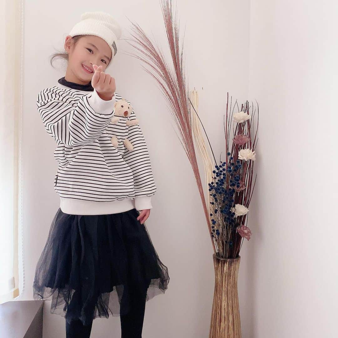 ♡KAO♡さんのインスタグラム写真 - (♡KAO♡Instagram)「： ： @smilekids888 coordinate♥♥♥ ： ： 今日は1日お家でまったりタイムでした♥ 大人気🧸ちゃんシリーズのボーダーsetupは ルームウェアとしても最高に可愛い❤ パジャマにしちゃってもいいね👍🏻✨ ： ： ちなみにsetupだから別々にも使えちゃうので、 買い物行く時はskirt合わせてみたよ♥ ▹▸スワイプして見てね♡♡ 色んなコーデ出来るのがsetupの良さね👏 ： ： @smilekids888 今夜21時より 大人気商品の再販売や新作 予約商品と 可愛いすぎるお洋服いっぱい販売START❤ 是非✓してみてね♥♥ ： ： 🧸ボーダーsetup▹▸ @smilekids888  -身長123cm size140- ヘアバンド▹▸ @smilekids888  ： ： ： ： ： ： ： ： ： ： ：  #ig_kidsfashion #kidsfashion #親バカ #ig_oyabakabu #親バカ部 #娘 #6歳 #女の子 #インスタキッズ #ig_kids #mamanoko #ママリ #hugmug #コドモノ #キッズファッション #コドモダカラ #comona #キッセレ #ママタス #プチプラコーデ  #キッズコーデ #韓国ファッション #韓国子供服」11月28日 18時06分 - o0.don_tama.0o