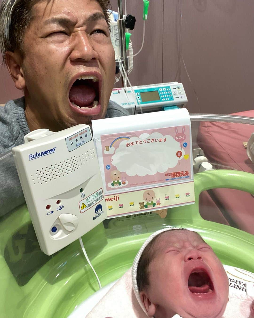 城戸康裕さんのインスタグラム写真 - (城戸康裕Instagram)「無事、元気な女の子生まれたーー👶✨✨ ・ ・ ・ この世に生まれて30分後のコラボ笑 ・ ・ ・ パパきーちゃんとして更にがんばるよーー☺️👍✨ ・ ・ ・ #無事に生まれてくれて本当良かった✨ #ママみちゃんありがとう☺️✨ @manamihiraki  #baby #birthday #firstbaby #birth」11月28日 18時07分 - yasuhiro.kido