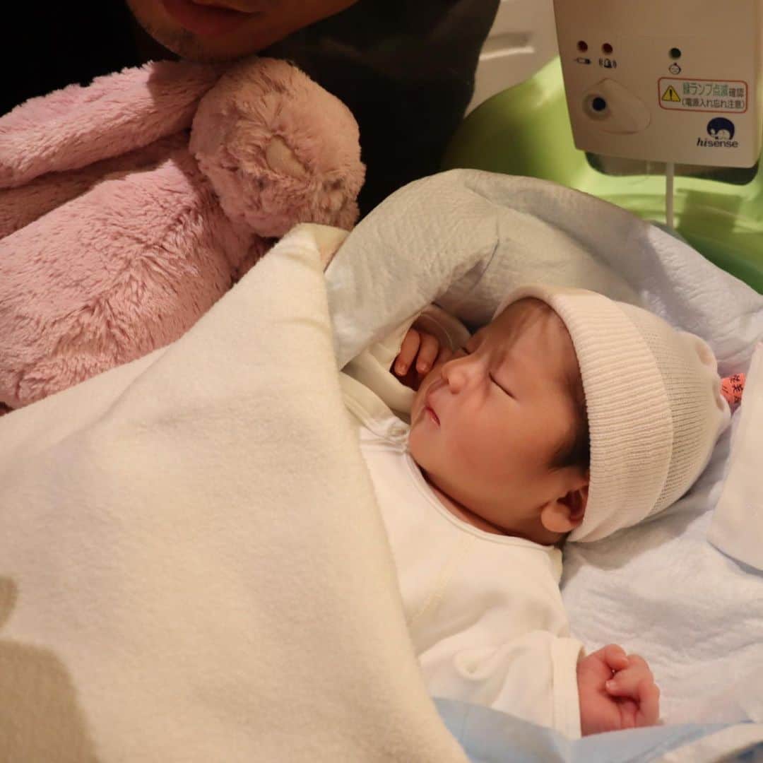 平木愛美のインスタグラム：「hello baby girl 🤍🤍🤍  第一子。女の子。  無事出産しました。  元気いっぱい泣いて生まれてきてくれました。  こーーーーーんなに愛しいんだね。 やくんパパと愛美ママの、ふたりのもとにきてくれて 心からありがとう。  "一生守る約束したんだー！"  て小指絡めてる愛しい光景、きっと一生忘れないだろなぁ。 @yasuhiro.kido   城戸ふぁみりーを宜しくお願いいたします。⚪️  #出産 #ご報告 #babygirl」