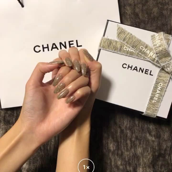 のインスタグラム：「.﻿ 動画で見てっ！！﻿ 流行りのフラッシュネイル💅📸✨﻿ @ennanails_  さんいつもありがとうございます💓  @lieu_plie ではまつエクしながら同時に ネイルもしてもらえるから忙しい人にも 美容デイめっちゃ満喫したい人にもおすすめ🙈🌈  予約は今DMでしか受けてないみたいやから @lieu_plie に直接DMしてみてね🌹  #フラッシュネイル #キラキラネイル #ネイルデザイン #ハンドネイル #ジェルネイル #モデル #川根美優 #みゆみゆ #黒髪 #黒髪ロング #ロングヘア #スーパーロング #黒髪ヘアスタイル #黒髪ヘアアレンジ #ハッピーガール #nail #beauty #blackhair #happy #love #hair #follow #followme」