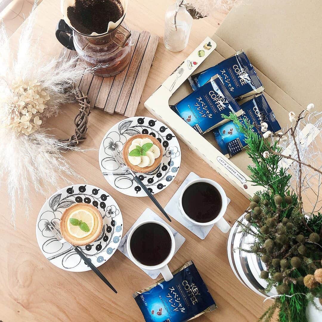 LOHACO（ロハコ）さんのインスタグラム写真 - (LOHACO（ロハコ）Instagram)「＼暮らしになじむLOHACO展／ハンドドリップ初心者にもおすすめ！おうちで美味しいコーヒーを楽しもう♪  発売から50年余り愛されている、キーコーヒーを代表する『プレミアムステージ スペシャルブレンド』を一度で使いきれる量のコーヒー粉を小袋に入れ、クラフト調の箱に詰め合わせました。  一度で使いきれる量なので粉を量る手間が省け、食品ロスを防ぐことにもつながります。  また、個包装タイプは「ハンドドリップは手間がかかる」と思っている方も量が決まっているので、お試ししやすくなってます。  ハンドドリップは、抽出する際のドリッパー、お湯の温度、注ぐタイミングなどで味が大きく変わるので、立ち上る香りを楽しみながら、自分好みの味のコーヒーを抽出していただけます。  使用している生豆は、厳しい基準をクリアしたアラビカコーヒー100％。  酸味と苦みが絶妙なバランスの奥深い味わいのブレンドコーヒーです。  外箱はコンパクトなサイズで立てて置くことができ、食器棚や調味料保存棚などの隙間に収納できるのが嬉しい♪  かわいいデザインなので、箱にメッセージを書いてギフトにしたり、中身がなくなったら、そのまま収納箱としても◎  配合・焙煎パッケージに至るまで、徹底してこだわり抜いた一杯をぜひお試しください♪  ＿＿＿＿＿＿＿＿＿＿＿＿＿＿  ▼Instagramで紹介した写真の詳細は プロフィール @lohaco.jp から♪  ▼商品のURLはこちら https://685.jp/39le1nc ＿＿＿＿＿＿＿＿＿＿＿＿＿＿＿   #暮らしになじむLOHACO展 #暮らしになじむデザイン #LOHACO展2020 #LOHACO展 #LOHACO限定 #ロハコ限定 #ロハコ限定デザイン #lohaco限定デザイン #サスティナフブル #サステナブルな暮らし #キーコーヒー #keycoffee #プレミアムステージ #コーヒー #コーヒー粉 #アラビカコーヒー #ハンドドリップ #ハンドドリップコーヒー #ハンドドリップ初心者 #コーヒータイム #珈琲時間 #おうちカフェ #コーヒーのある暮らし #暮らしを楽しむ #暮らし #くらし #ロハコ #LOHACO #askul #アスクル」11月28日 18時10分 - lohaco.jp
