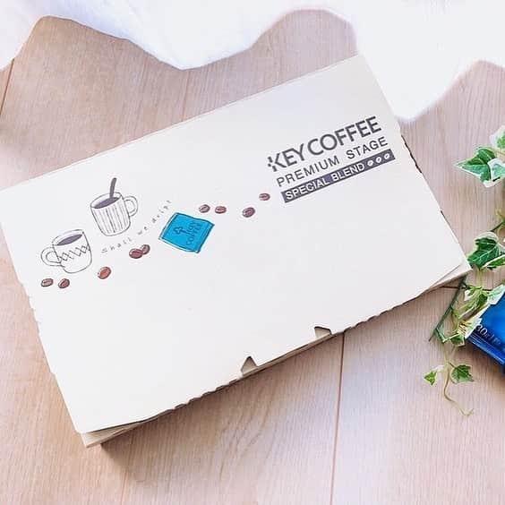 LOHACO（ロハコ）さんのインスタグラム写真 - (LOHACO（ロハコ）Instagram)「＼暮らしになじむLOHACO展／ハンドドリップ初心者にもおすすめ！おうちで美味しいコーヒーを楽しもう♪  発売から50年余り愛されている、キーコーヒーを代表する『プレミアムステージ スペシャルブレンド』を一度で使いきれる量のコーヒー粉を小袋に入れ、クラフト調の箱に詰め合わせました。  一度で使いきれる量なので粉を量る手間が省け、食品ロスを防ぐことにもつながります。  また、個包装タイプは「ハンドドリップは手間がかかる」と思っている方も量が決まっているので、お試ししやすくなってます。  ハンドドリップは、抽出する際のドリッパー、お湯の温度、注ぐタイミングなどで味が大きく変わるので、立ち上る香りを楽しみながら、自分好みの味のコーヒーを抽出していただけます。  使用している生豆は、厳しい基準をクリアしたアラビカコーヒー100％。  酸味と苦みが絶妙なバランスの奥深い味わいのブレンドコーヒーです。  外箱はコンパクトなサイズで立てて置くことができ、食器棚や調味料保存棚などの隙間に収納できるのが嬉しい♪  かわいいデザインなので、箱にメッセージを書いてギフトにしたり、中身がなくなったら、そのまま収納箱としても◎  配合・焙煎パッケージに至るまで、徹底してこだわり抜いた一杯をぜひお試しください♪  ＿＿＿＿＿＿＿＿＿＿＿＿＿＿  ▼Instagramで紹介した写真の詳細は プロフィール @lohaco.jp から♪  ▼商品のURLはこちら https://685.jp/39le1nc ＿＿＿＿＿＿＿＿＿＿＿＿＿＿＿   #暮らしになじむLOHACO展 #暮らしになじむデザイン #LOHACO展2020 #LOHACO展 #LOHACO限定 #ロハコ限定 #ロハコ限定デザイン #lohaco限定デザイン #サスティナフブル #サステナブルな暮らし #キーコーヒー #keycoffee #プレミアムステージ #コーヒー #コーヒー粉 #アラビカコーヒー #ハンドドリップ #ハンドドリップコーヒー #ハンドドリップ初心者 #コーヒータイム #珈琲時間 #おうちカフェ #コーヒーのある暮らし #暮らしを楽しむ #暮らし #くらし #ロハコ #LOHACO #askul #アスクル」11月28日 18時10分 - lohaco.jp