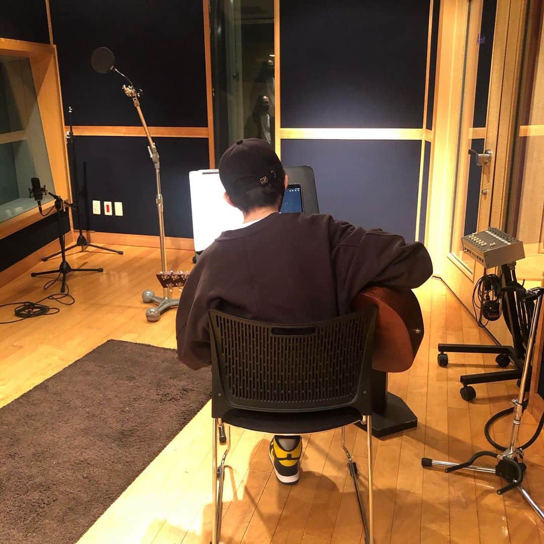 BUMP OF CHICKENのインスタグラム：「藤原曲作り中です。」