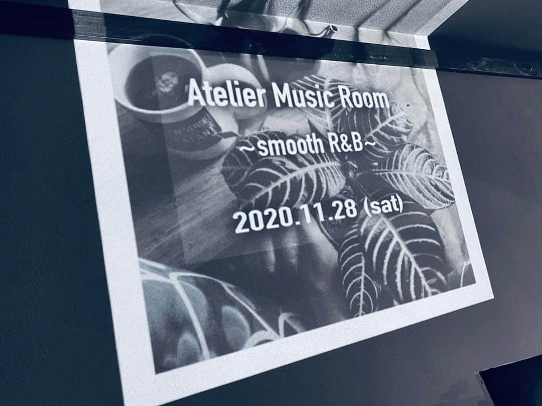 滴草由実のインスタグラム：「このあと19:00より、初のライブ配信「Atelier Music Room 〜smooth R&B〜」開演です♪ smoothな音楽に癒されながら、心地よい生音と書き下ろしのアート作品と共にゆったりお届けします！  youtu.be/BfdZuhnHq3I  #わくわく♪ #LIVE #Atelier #Music #Room」