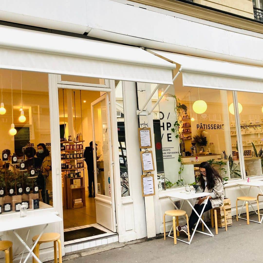 EFFIEさんのインスタグラム写真 - (EFFIEInstagram)「Paris10区【O/hp/e】　 お散歩に疲れた時気軽に立ち寄るCAFE  Parisお気に入りの道　 Rue de Chateau d'eau 　 でのお散歩に疲れたらオススメCAFE 【 O/hp/e 】 奥のアトリエで作られているスイーツもいただけます。 アトリエが、ガラス張りになっているので、娘はここで作っているのを眺めるのが大好き！  奥には、コーヒーグッズや紅茶グッズが置かれていて、毎回ちらっと立ち寄るのが楽しみ こちらは、オススメオーガニックシロップ。  こちらのブランドBacanhaのシロップは、大人のシロップって感じ？ カクテルなどに入れる本格シロップという感じです。 フランスでは、子供から大人まで、お水にシロップを入れてよく飲むんですねぇ。 子供がいる家庭には、グラナディンヌという、赤いフルーツのシロップが常備品　必須アイテムかも！  スーパーに行っても、必ずシロップコーナーはあって、まずは、グラナディン、フランボワーズ、カシス、ピーチ、ミント、レモン、　etc......　 しかしこちらのBacanhaのは大人のシロップ　  【O/hp/e】ナチュラルなインテリアも落ち着きますし、ちょっと待ち合わせにも使えるオススメCAFE  毎日しっかり除菌＆保湿で　コロナでゆったりになっている日々を丁寧に過ごすようにしています みなさま良い週末を！  E.F.PARISスタッフ　 Nami でした　  O/hp/e 27 Rue du Château d'Eau, 75010 Paris https://www.facebook.com/ohpeparis10/  #paris#パリ#フランス🇫🇷#パリジェンヌスタイル #パリの街角#パリのカフェ#シロップ#除菌#コロナ対策万全 #パリに行きたい#コロナが落ち着いたら#早くコロナが終息しますように🙏 #パリの生活#パリライフ#おしゃれなライフスタイル#おしゃれな暮らし#おしゃれな生活#香り好き#香りのある暮らし #effie#efinternational」11月28日 18時13分 - e.f.international