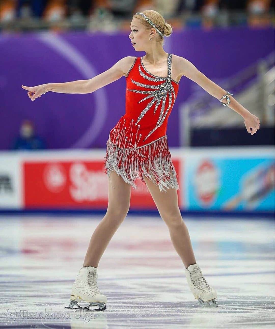 アナスタシヤ・ガルスチャンのインスタグラム：「L- is for the way you look at me O- is for the only one I see V- is very very extraordinary E- is even more than anyone that you adore and love ...⛸ #franksinatramusic #franksinatralove #franksinatra #rostelecomcup2020  Спасибо @aliz_red_skating 😍」