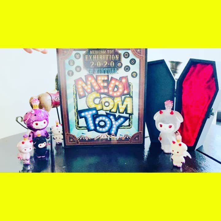 加倉井ミサイルのインスタグラム：「『えーうそ〜🦇MEDICOM TOY EXHIBITION 2020 IN VIRTUAL (＠MEDICOM_TOY )の招待状が届いたわよ🦇😈🦇』  『すご〜い！🎪🎠✨🧸🤖』  #今日のミミちゃん🐏 #todaysmimi🐏 #ワルミミ #warumimi #ソフビ #sofvi #vag22  #medicomtoy #絵本  #manga #cartoon #cartoons  #painting #illustration #art #artwork #artist #picturebooks #Childrensbook #childrenbook #stuffed #softtoy #softtoys #stuffedanimals #stuffedsheep  #sheep #happy」
