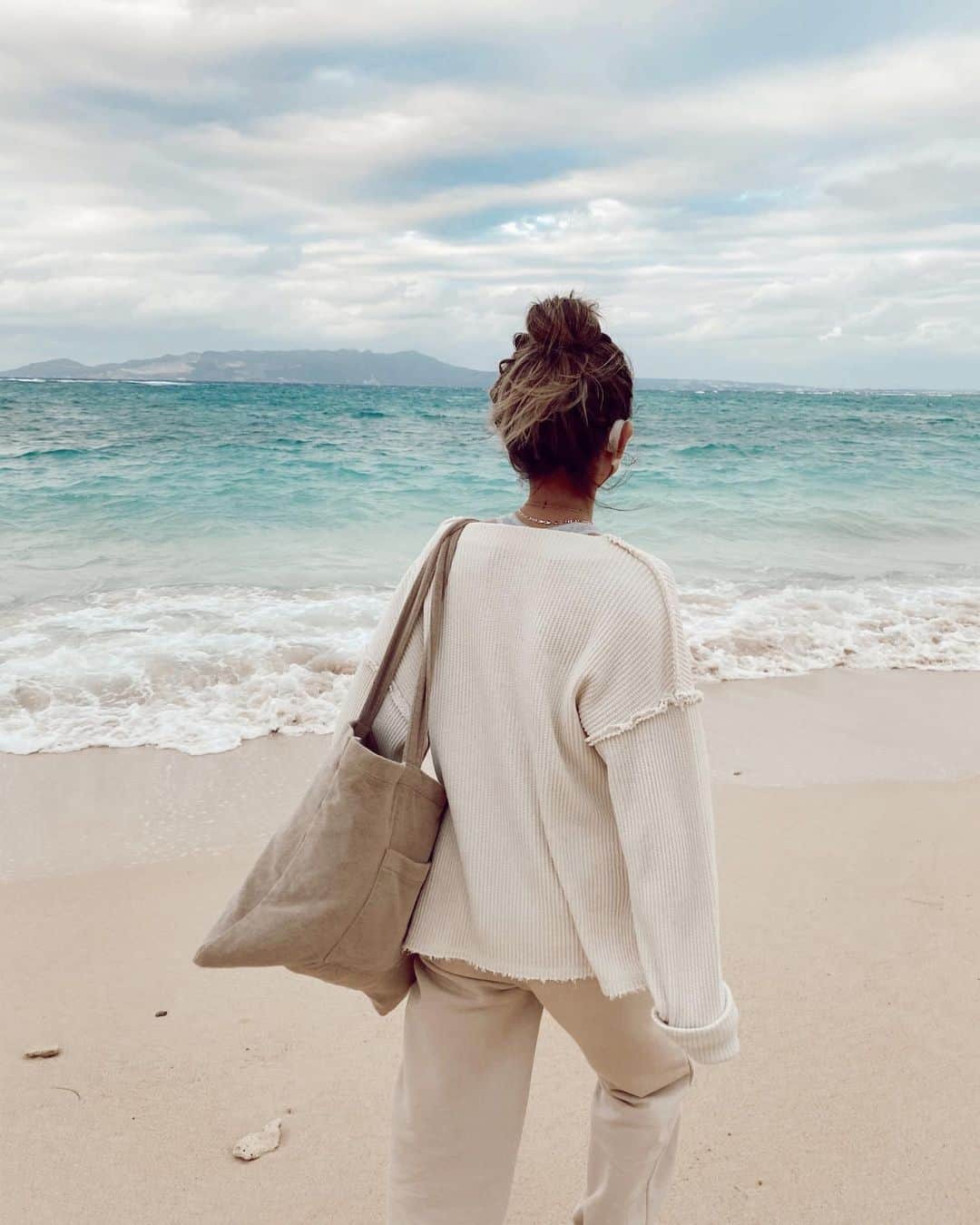 山中美智子さんのインスタグラム写真 - (山中美智子Instagram)「本当に誰もいない 🐚  しかし寒い🌬  はぁ🤍 白い砂浜が見れただけでも最高🦋  目が生き返った🥺✨」11月28日 18時22分 - alexiastam1988