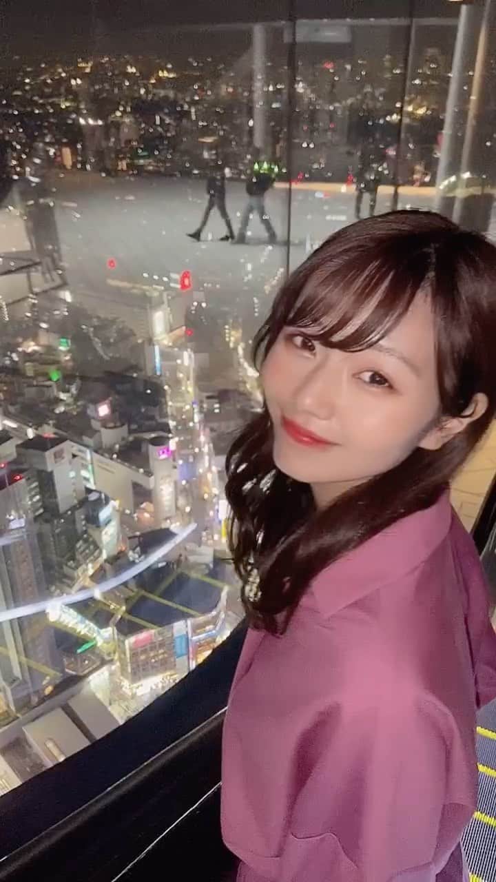 杉浦みずきのインスタグラム：「夜の東京を見下ろすエスカレーター✨ めっちゃ綺麗！！😳 #渋谷スカイ #shibuyascramblesquare  #夜景 #渋谷 #shib ・ 当たり前ですが、カメラ向けられる直前までマスクしてます！一応伝えておきます！笑」