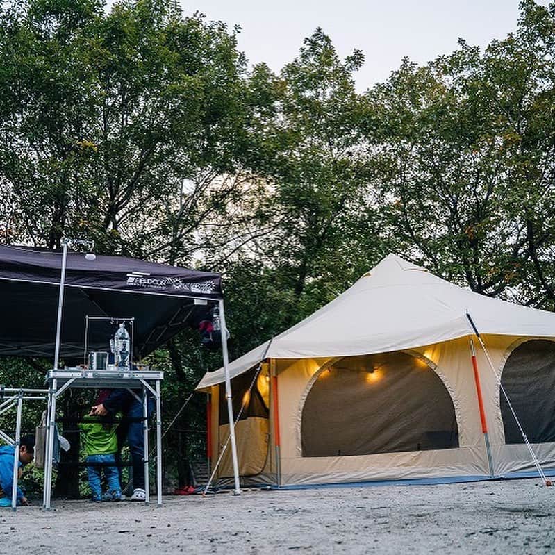 キャンプ情報サイト［ランタン］さんのインスタグラム写真 - (キャンプ情報サイト［ランタン］Instagram)「CAMP SMILE STYLE ／ 広々としたタケノコテントに ふわふわのエアーベッドで贅沢気分 ＼ いろんなキャンパーのキャンプスタイルを現地取材と一般キャンパーからの投稿で数多く掲載してます。 . . 詳しくは @lantern.camp webサイトをご覧ください . . #camp #camping #outdoor #travel #trip #lantern_smile #nature #キャンプ #キャンプ用品 #キャンプギア #アウトドア #テント #自然 #旅行 #キャンプ初心者  #キャンプ好きな人と繋がりたい #camper #外遊び #LANTERN #キャンプレイアウト #秋キャンプ #青川峡キャンピングパーク #ファミリーキャンプ #ファミキャン #DOD #タケノコテント #子どもとキャンプ #はしゃぐ #冬キャンプ #エアーベッド」11月28日 18時23分 - lantern.camp