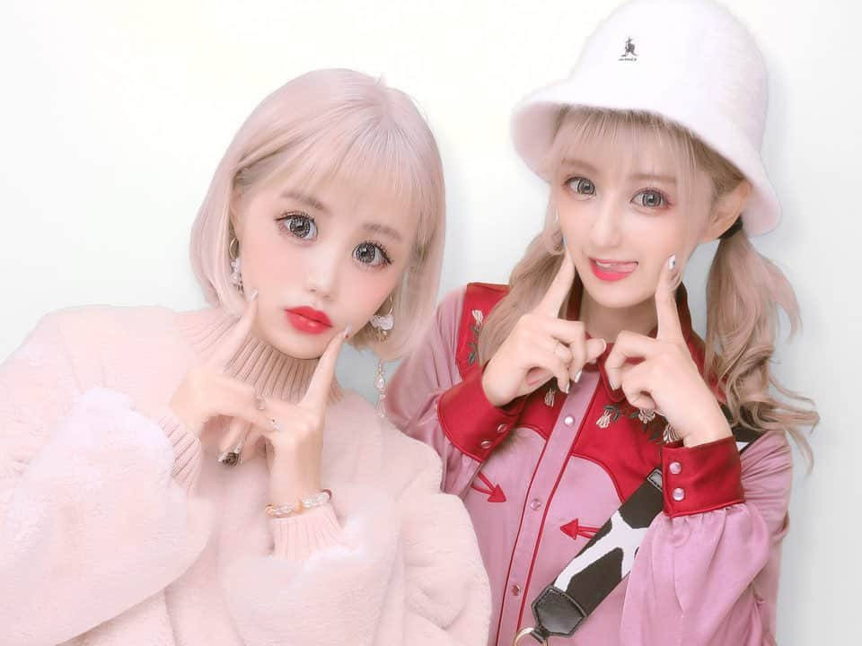 あいなんのインスタグラム：「しなこちゃんと毎日会ってる気がする🌷💗」