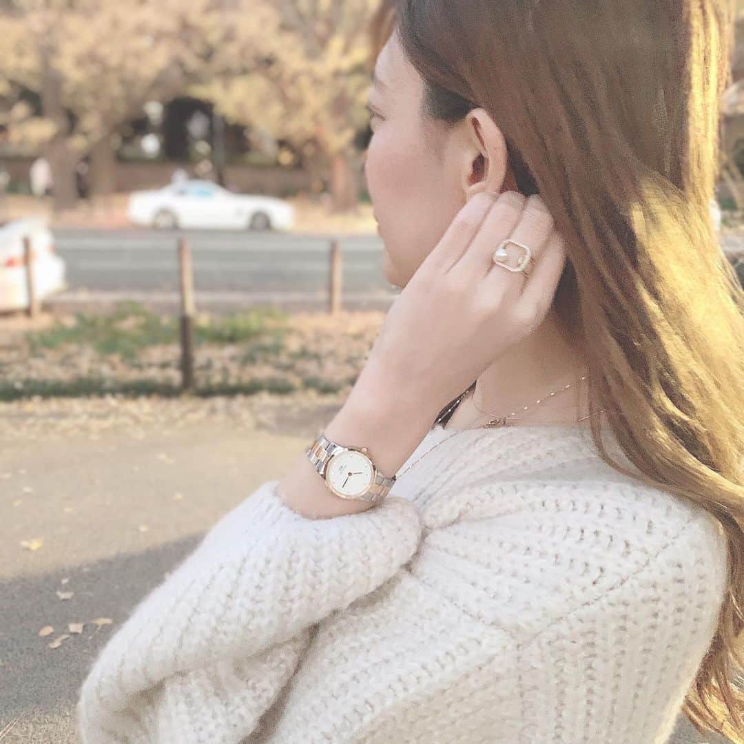 菊池かなこのインスタグラム：「. 外苑前の銀杏並木見ごろ🌳 . . @danielwellington 腕時計とピアス pink goldでリンクさせました⌚️ DWのブラックフライデー🛍 11月30日まで✨ ＊公式サイトwww.danielwellington.com/jp またはDW直営店舗で✨ ＊15％OFFクーポンコード【canana】◀︎ . . . ୨୧┈┈┈┈┈┈┈┈┈┈┈┈┈┈┈┈┈୨୧ #danielwellington#DWブラックフライデー #dw#ダニエルウェリントン#腕時計コーデ #外苑前いちょう並木#紅葉#銀杏並木」