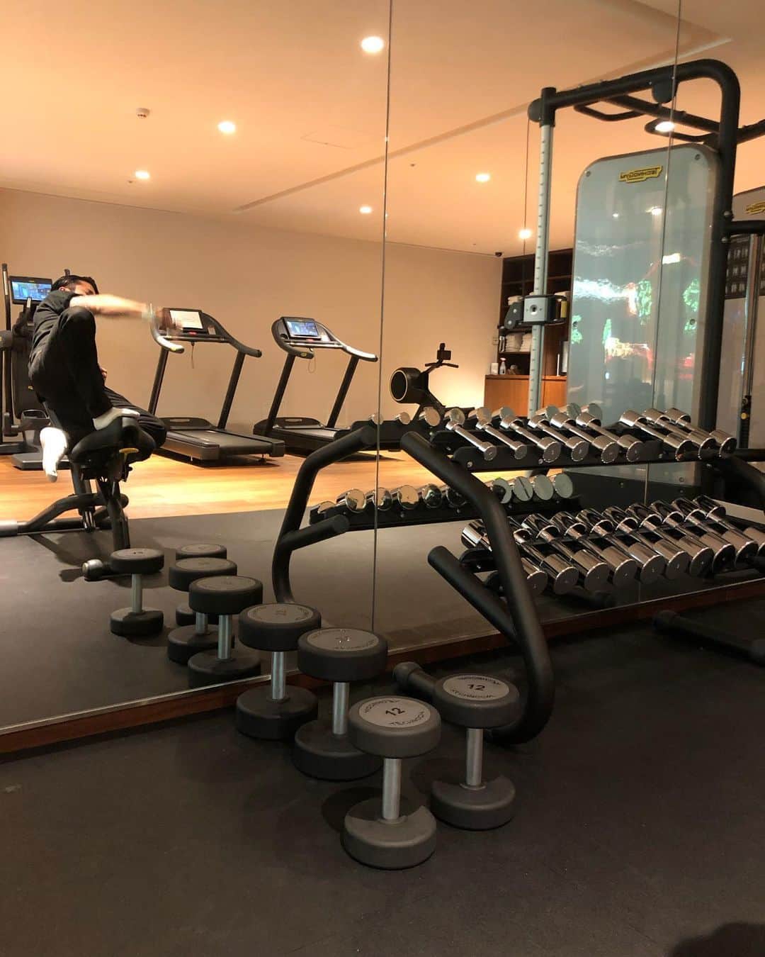 川戸沙羅さんのインスタグラム写真 - (川戸沙羅Instagram)「ホテルで夫に肩トレに付き合って貰い、ダンベルでレイズ系の種目攻め🏋️‍♀️🏋🏽🔥  水着で入る温泉のプールがあったり、レストランのご飯も美味しくて🍽ホテルだけでも大満足👩🏼‍🤝‍👨🏽♨️  良き旅でした🍂🍁🌝🤎  #強羅温泉  #箱根旅行 #筋トレ #肩トレ #夫婦デート  #白澤家の旅行」11月28日 18時31分 - sara_shirasawa