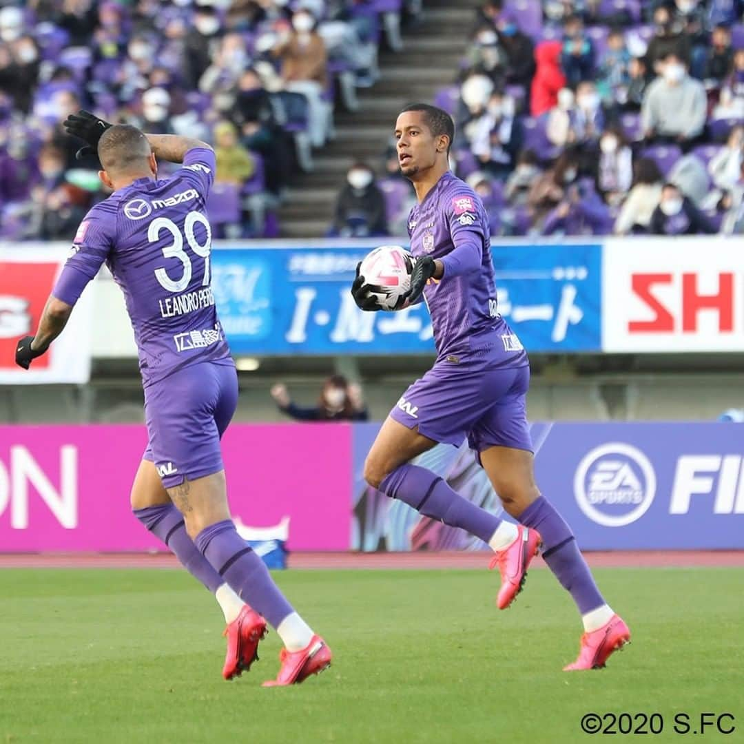 サンフレッチェ広島さんのインスタグラム写真 - (サンフレッチェ広島Instagram)「. ⚽️明治安田生命J1リーグ第30節　試合結果⚽️ サンフレッチェ広島　2-2　北海道コンサドーレ札幌 前半：0-1 後半：2-1 【得点者（広島のみ）】レアンドロ・ペレイラ、ドウグラス・ヴィエイラ  2点を先制されながらも、直後の5分で2点を取り返し同点に。しかし、逆転にまでは至らず、勝点1に終わりました。  本日も後押しいただき、ありがとうございました。  #荒木隼人 選手 #柏好文 選手 #森島司 選手 #東俊希 選手 #レアンドロペレイラ 選手 #ドウグラスヴィエイラ 選手 #青山敏弘 選手 #川辺駿 選手 #sanfrecce #積攻」11月28日 18時31分 - sanfrecce.official