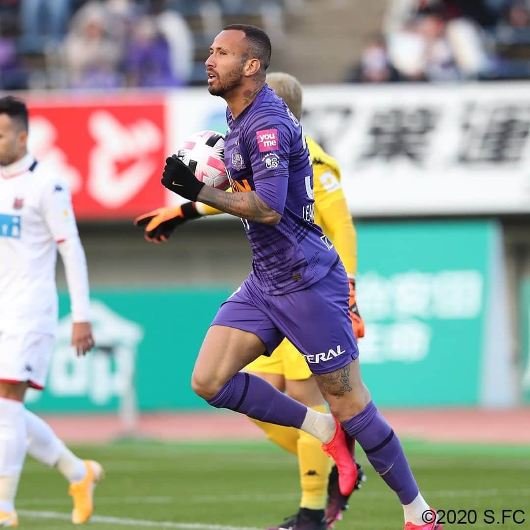 サンフレッチェ広島さんのインスタグラム写真 - (サンフレッチェ広島Instagram)「. ⚽️明治安田生命J1リーグ第30節　試合結果⚽️ サンフレッチェ広島　2-2　北海道コンサドーレ札幌 前半：0-1 後半：2-1 【得点者（広島のみ）】レアンドロ・ペレイラ、ドウグラス・ヴィエイラ  2点を先制されながらも、直後の5分で2点を取り返し同点に。しかし、逆転にまでは至らず、勝点1に終わりました。  本日も後押しいただき、ありがとうございました。  #荒木隼人 選手 #柏好文 選手 #森島司 選手 #東俊希 選手 #レアンドロペレイラ 選手 #ドウグラスヴィエイラ 選手 #青山敏弘 選手 #川辺駿 選手 #sanfrecce #積攻」11月28日 18時31分 - sanfrecce.official