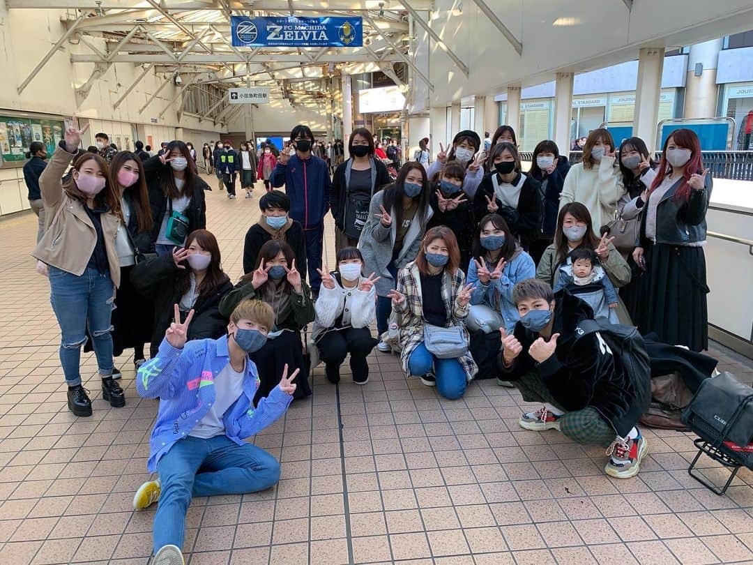 のインスタグラム：「路上ライブありがとー‼️ 皆撮ってくれた動画はTikTokやInstagramとかに上げて拡散よろしくです！  町田と海老名での長時間路上ライブ、寒い中本当にありがとう✨ 全国路上思い出したw 少しは皆に知ってもらえたかな？ 皆のお陰で楽しくできました！ #路上ライブ #感染対策 #マスクで熱唱 #海老名 #町田 #空のシタfamilia #空ふぁむ」