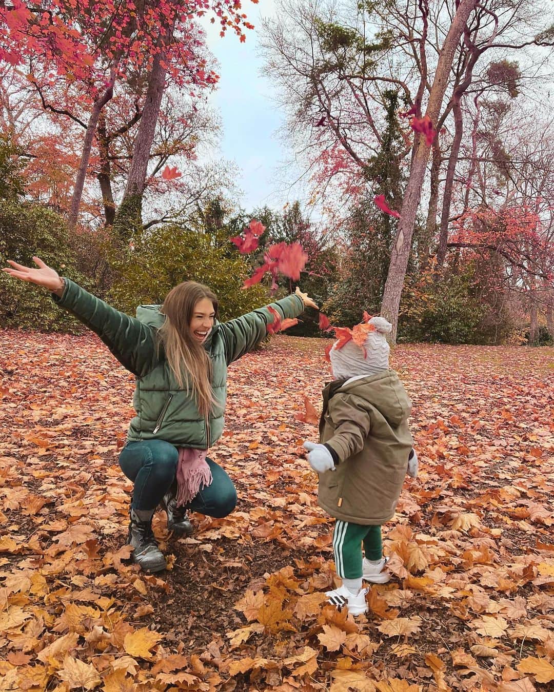 のインスタグラム：「Ich denke 18 Stunden am Tag an dich und die anderen 6 Stunden träume ich von dir 🍁🍂 Ps : Natürlich auch an dich Emmi 🙈 Du bist allerdings auf dem Weg in den Park eingeschlafen 🤣🥰」