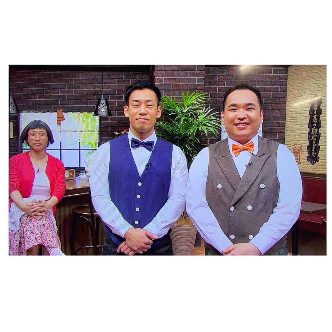 駒場孝のインスタグラム：「ミルクボーイのツラわら喫茶ありがとうございました！ ツラわらを語ってくれたゲストの皆様とすっちーさんに助けてもらって無事終えました！ ただ、「トーク直後の漫才まとめ」だけは頭あつあつになりました！ でもあのサモアセットを一回で終わらせないよう、またやらせてもらえるよう頑張りますー！」