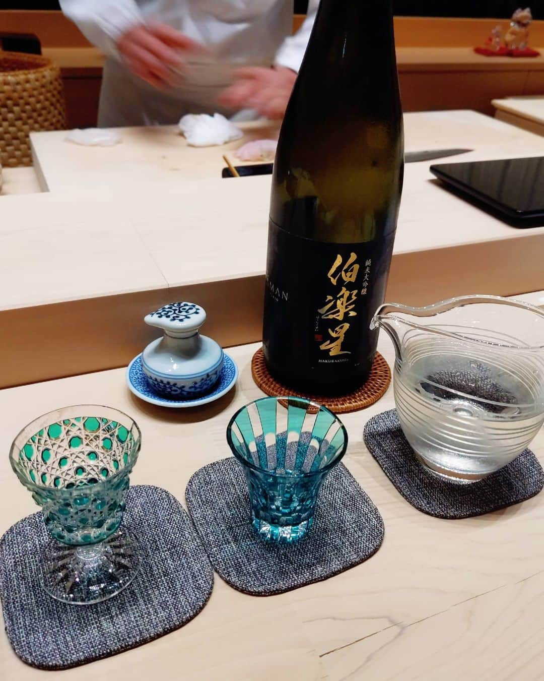 Yoshiko Kris-Webb クリス-ウェブ佳子さんのインスタグラム写真 - (Yoshiko Kris-Webb クリス-ウェブ佳子Instagram)「Beautiful in all aspects SUSHI MUSASHI by @aman_tokyo  先月に引き続き２度目の宿泊。特別な日に泊まりたいのがAMAN TOKYO。だったのですが、こんなご時世。なんでもない日を特別な日にするために泊まりたいホテルのNO.１になりました。  色んな国で色んなホテルに泊まった経験から...  ・動くホテルの最高峰はメコン川をクルーズするアクアメコン。  ・地上階のホテルの最高峰はバリ島のウブドにある星のや。  ・そして天空にあるホテルの最高峰は間違いなく、ここAMAN TOKYOです。  夕食は、30年以上も‟江戸前鮨‟に心血を注いできた鮨職人・武蔵弘幸さんの「武蔵 by AMAN」にて。  34階にあるのですが、1階のエントランスから「武蔵 by AMAN」へ来るまでが夢見心地な体験で、なんとも言えぬ不思議な感じで。心からゆったりと寛いでます。」11月28日 18時42分 - tokyodame