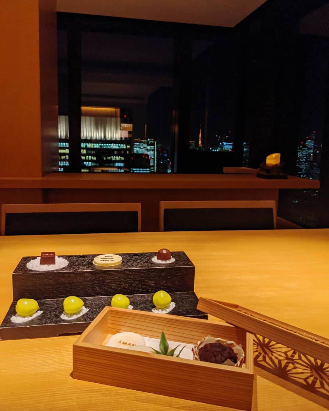 Yoshiko Kris-Webb クリス-ウェブ佳子さんのインスタグラム写真 - (Yoshiko Kris-Webb クリス-ウェブ佳子Instagram)「Beautiful in all aspects SUSHI MUSASHI by @aman_tokyo  先月に引き続き２度目の宿泊。特別な日に泊まりたいのがAMAN TOKYO。だったのですが、こんなご時世。なんでもない日を特別な日にするために泊まりたいホテルのNO.１になりました。  色んな国で色んなホテルに泊まった経験から...  ・動くホテルの最高峰はメコン川をクルーズするアクアメコン。  ・地上階のホテルの最高峰はバリ島のウブドにある星のや。  ・そして天空にあるホテルの最高峰は間違いなく、ここAMAN TOKYOです。  夕食は、30年以上も‟江戸前鮨‟に心血を注いできた鮨職人・武蔵弘幸さんの「武蔵 by AMAN」にて。  34階にあるのですが、1階のエントランスから「武蔵 by AMAN」へ来るまでが夢見心地な体験で、なんとも言えぬ不思議な感じで。心からゆったりと寛いでます。」11月28日 18時42分 - tokyodame