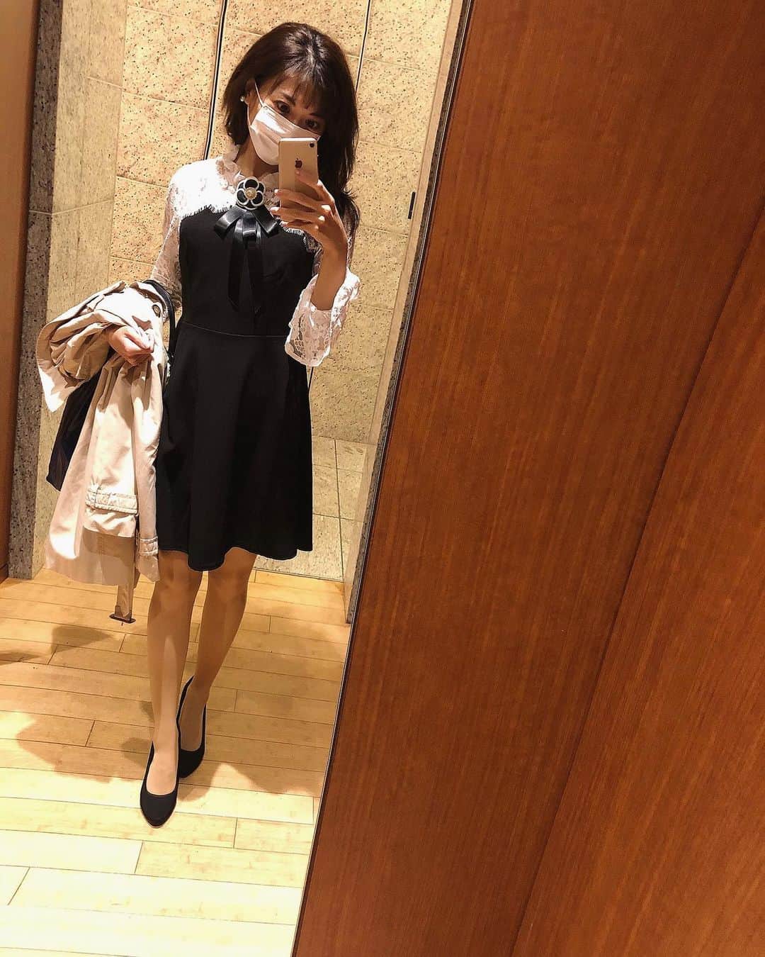 及川愛未のインスタグラム：「‪先日のSALEで購入しました🛍 愛用中の @dress_tika さんのワンピース。 ミッドタウンのガーデンテラスに行く時のお呼ばれ服として、おろしました✌️ この日はあたたかく、zaraのトレンチと このワンピースでいけました。また春先着ようかな。胸元のカメリアが可愛く、シャネルみたい！と好評でした💕 また @dress_tika さんは着用モデルの身長とスリーサイズが載ってるので、通販でもサイズ感がわかるのも魅力🙆‍♀️自分と似た体型の着用モデルさんの着こなしを参考にできるので非常に助かります✨  ‪ BLACK FRIDAYセール中👠👠 https://www.tika.jp/  #shooting #撮影 #model #ウェディングモデル #ブライダルモデル #tika #キャバドレス #ドレス通販 #キャバドレスはtika #キャバドレス通販 #韓国ファッション  #ワンピース #dress  #ポートレート #ポートレートしま専科  #photography  #photo  #写真  #写真好きな人と繋がりたい  #写真撮るの好き人と繋がりたい  #portraitmodel #portrait  #東京カメラ部  #tokyocameraclub #カメラマン募集中  #ファインダー #ファインダー越しの私の世界 #キリトリセカイ  #modelpress  #followme ‪ ‬」