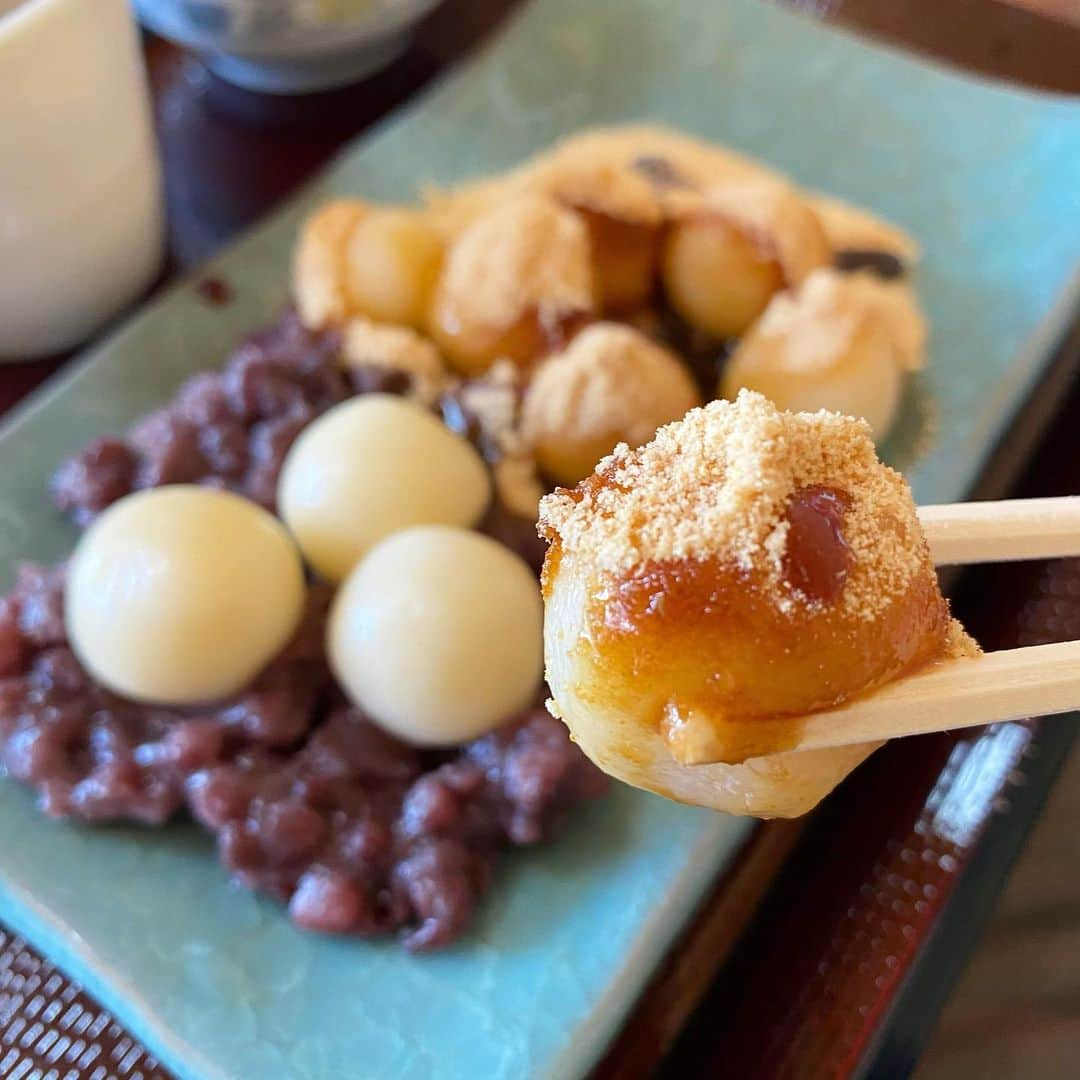 ゆうとグルメさんのインスタグラム写真 - (ゆうとグルメInstagram)「ㅤㅤㅤㅤㅤㅤㅤㅤㅤㅤㅤㅤㅤ 愛知県稲沢市にある甘味茶屋しら玉さんの 「白玉団子」600円 ㅤㅤㅤㅤㅤㅤㅤㅤㅤㅤㅤㅤㅤ 稲沢駅から徒歩12分ほどのところにある甘味茶屋しら玉さんは、住宅地の民家の中にある甘味処！ インターホンを鳴らして玄関で靴を脱いで中に入るので、ほんとに他の人のおうちにきたような感じ！ ㅤㅤㅤㅤㅤㅤㅤㅤㅤㅤㅤㅤㅤ 今回は白玉団子を注文🍡 ㅤㅤㅤㅤㅤㅤㅤㅤㅤㅤㅤㅤㅤ 茹でたてのほんのり温かい白玉にたっぷりの粒あんときな粉をのせ、黒蜜と箸休め用のお漬物を添えて提供されます！ ㅤㅤㅤㅤㅤㅤㅤㅤㅤㅤㅤㅤㅤ もちもちぷるぷるの白玉はどろっと濃厚な黒蜜&きな粉と上品な甘みの自家製粒あん、どっちも相性ばつぐん！ 温かいお茶がサービスで付いてくるのもうれしいところ🤤 ㅤㅤㅤㅤㅤㅤㅤㅤㅤㅤㅤㅤㅤ ちなみに以前は粒あん、きな粉、抹茶きな粉の3色団子だったけど、抹茶きな粉が苦手な人も多かったらしくて最近2色に変わったみたいです！ ㅤㅤㅤㅤㅤㅤㅤㅤㅤㅤㅤㅤㅤ おばあさんがひとりで営業していて、お店の中もおばあちゃん家に行ったようなほっと落ち着ける空間になってました！ ここ名古屋からはすこし距離があるけどぜひ行ってみてほしい！  おすすめ！！ ㅤㅤㅤㅤㅤㅤㅤㅤㅤㅤㅤㅤㅤ ------------------------------------------ 📍愛知県稲沢市下津片町105 ⏰8:00〜17:00 🛌水曜、金曜、第一日曜定休 🚃稲沢駅から徒歩12分 ------------------------------------------ #稲沢カフェ #甘味茶屋しら玉 #白玉 #団子」11月28日 18時42分 - yuuuuto38