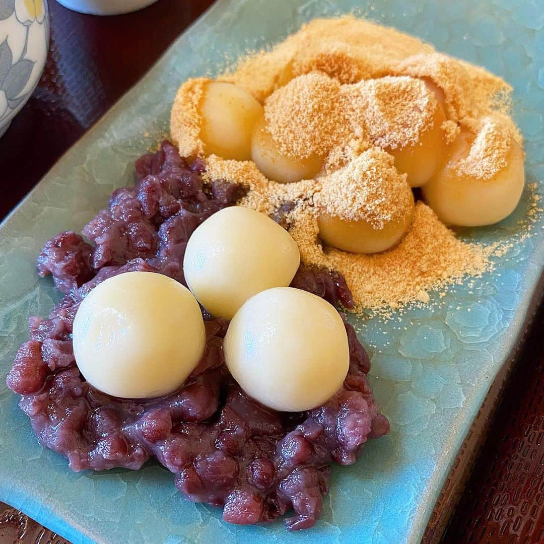 ゆうとグルメさんのインスタグラム写真 - (ゆうとグルメInstagram)「ㅤㅤㅤㅤㅤㅤㅤㅤㅤㅤㅤㅤㅤ 愛知県稲沢市にある甘味茶屋しら玉さんの 「白玉団子」600円 ㅤㅤㅤㅤㅤㅤㅤㅤㅤㅤㅤㅤㅤ 稲沢駅から徒歩12分ほどのところにある甘味茶屋しら玉さんは、住宅地の民家の中にある甘味処！ インターホンを鳴らして玄関で靴を脱いで中に入るので、ほんとに他の人のおうちにきたような感じ！ ㅤㅤㅤㅤㅤㅤㅤㅤㅤㅤㅤㅤㅤ 今回は白玉団子を注文🍡 ㅤㅤㅤㅤㅤㅤㅤㅤㅤㅤㅤㅤㅤ 茹でたてのほんのり温かい白玉にたっぷりの粒あんときな粉をのせ、黒蜜と箸休め用のお漬物を添えて提供されます！ ㅤㅤㅤㅤㅤㅤㅤㅤㅤㅤㅤㅤㅤ もちもちぷるぷるの白玉はどろっと濃厚な黒蜜&きな粉と上品な甘みの自家製粒あん、どっちも相性ばつぐん！ 温かいお茶がサービスで付いてくるのもうれしいところ🤤 ㅤㅤㅤㅤㅤㅤㅤㅤㅤㅤㅤㅤㅤ ちなみに以前は粒あん、きな粉、抹茶きな粉の3色団子だったけど、抹茶きな粉が苦手な人も多かったらしくて最近2色に変わったみたいです！ ㅤㅤㅤㅤㅤㅤㅤㅤㅤㅤㅤㅤㅤ おばあさんがひとりで営業していて、お店の中もおばあちゃん家に行ったようなほっと落ち着ける空間になってました！ ここ名古屋からはすこし距離があるけどぜひ行ってみてほしい！  おすすめ！！ ㅤㅤㅤㅤㅤㅤㅤㅤㅤㅤㅤㅤㅤ ------------------------------------------ 📍愛知県稲沢市下津片町105 ⏰8:00〜17:00 🛌水曜、金曜、第一日曜定休 🚃稲沢駅から徒歩12分 ------------------------------------------ #稲沢カフェ #甘味茶屋しら玉 #白玉 #団子」11月28日 18時42分 - yuuuuto38