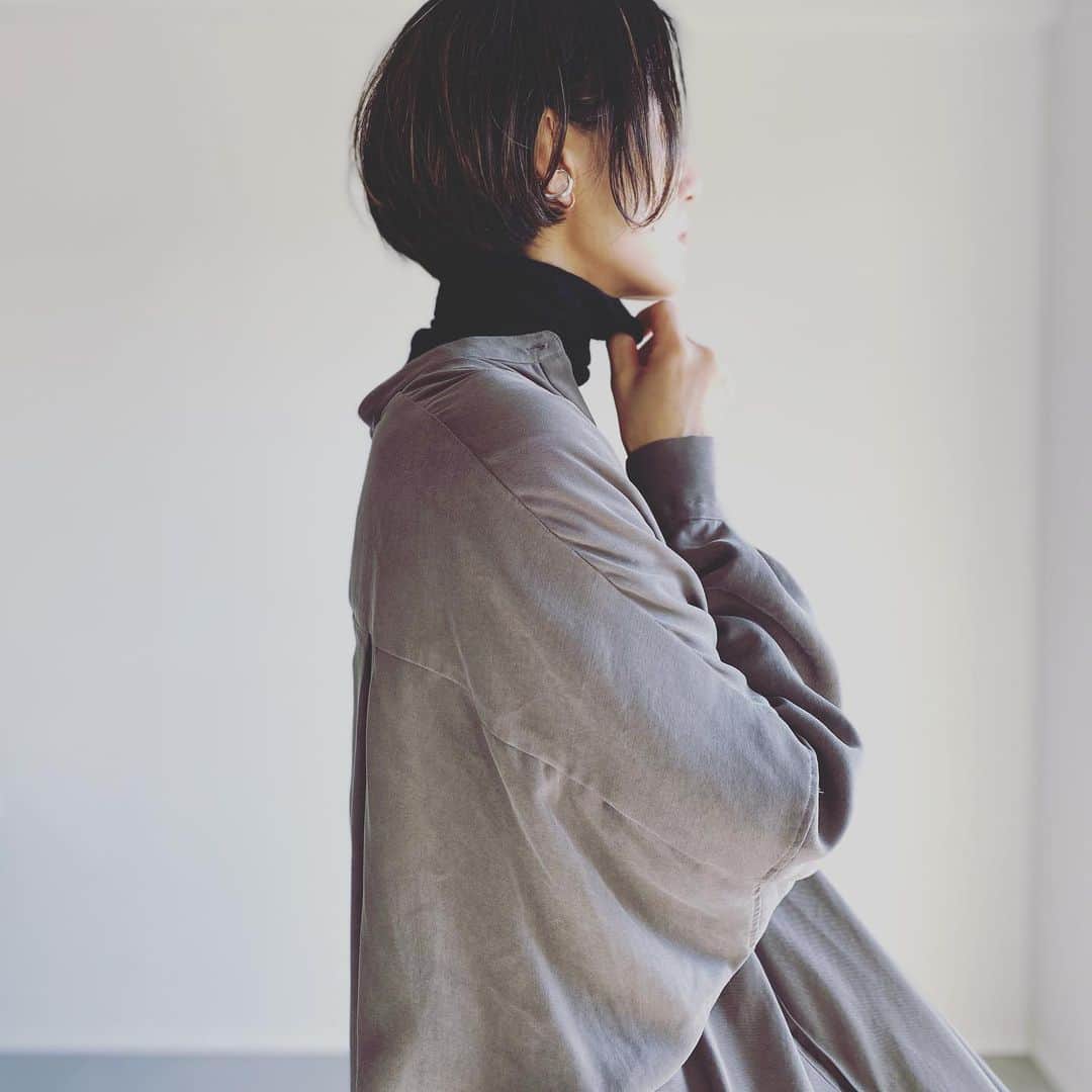 坪田あさみのインスタグラム：「. マスクでどうしても野暮ったくなってしまう今は、 イヤカフの重ねづけが断然おすすめ。 イヤカフ＋ピアス、イヤカフ＋イヤカフもいい感じ。 （写真拡大して見てね😂） . ほどよくボリュームがあるけど、派手じゃない マリアブラックとユナイテッドアローズのコラボは 普段使いにちょうどいい。 シンプルな着こなしにぴったり🙌🏼 . 大人も使いやすいイヤカフをお探しの方に。 写真２枚目がよく見えます😂 . #イヤカフ @mariablackjp @escapers_online  アラフォー#アラサー#アラフォーコーデ #アラサーコーデ #お仕事コーデ #アラフォーol #アラサーol #あらふぃふ #アラフィー　#アラフィーコーデ #アラフィフコーデ#40代ファッション #40代コーデ　#30代ファッション　#30代コーデ　#50代ファッション#50代コーデ #大人コーデ #大人カジュアル」