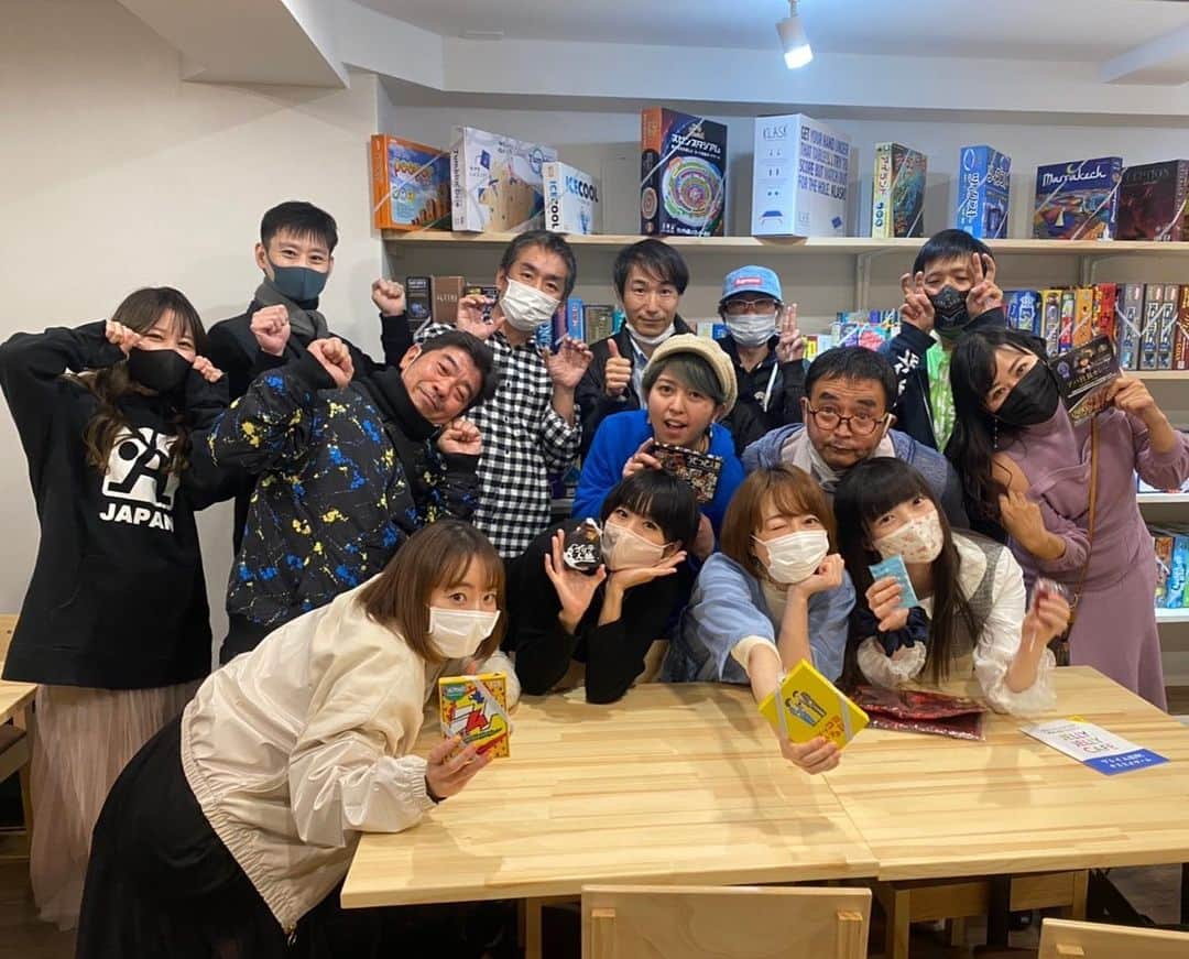 たまたまこのインスタグラム：「#あやまんJAPAN 11月のオフ会は、初の #ボドゲ オフ会❤️ 8割型安定の #人狼 だったけどねw でもこんだけ大人数でやる人狼はやっぱ楽しいわ〜！時間が足りないね！ さて、あやまんJAPANはこれから錦糸町で #枕営業 です。」