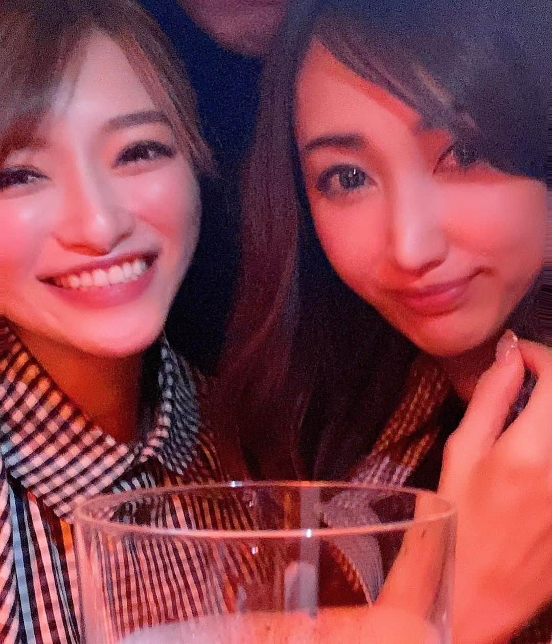 のインスタグラム：「. SWIPE☞☞☞ . 昨日も安定でした🐰 @sei__lalahland #きゅんです  めっちゃ面白かったな〜 . いつも私の涙を拭いてくれる @peace.music.0719 のラスト ここ数日忙しすぎたのか顔ぱんぱんで六本木いち大きく膨れ上がっていて面白かったです。 #お疲れ様でした」