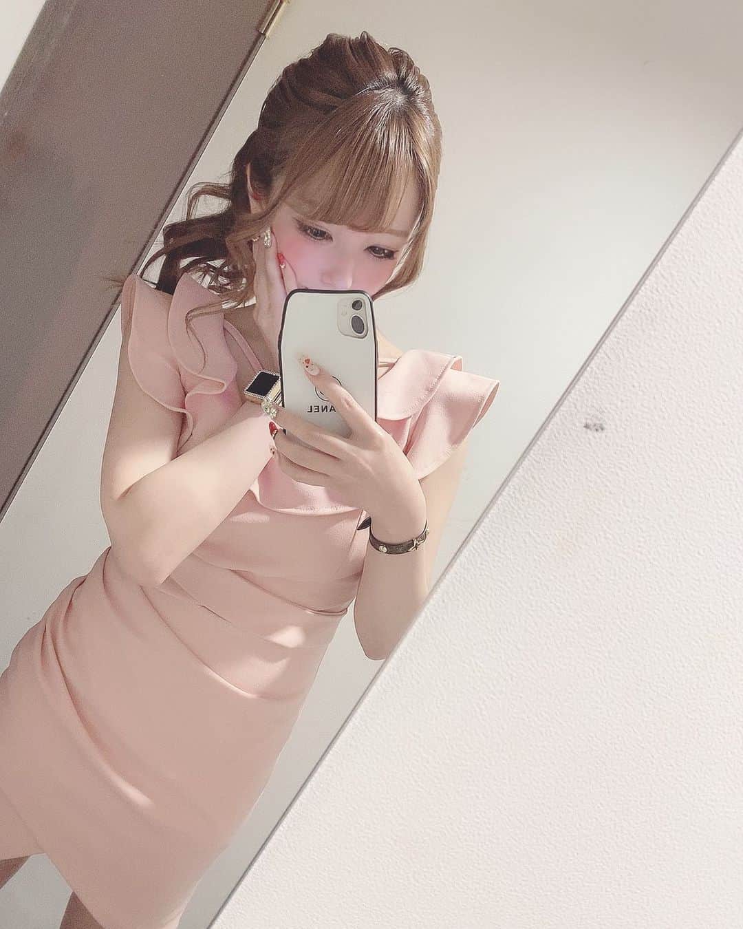 ゆんのインスタグラム：「💖 . 21時から〜！ .  #ガーデン #ガーデン川崎 #川崎 #横浜 #新宿 #歌舞伎町#六本木 #銀座 #名古屋 #ミナミ #北新地 #神奈川 #すすきの #キャバクラ #キャバ嬢 #ガールズバー #シャンパン  #水商売 #夜職 #キャバ嬢メイク #キャバ嬢ヘアメイク #キャバドレス #ドレス #いいね返し  #ポケパラ #ポケパラ関東」