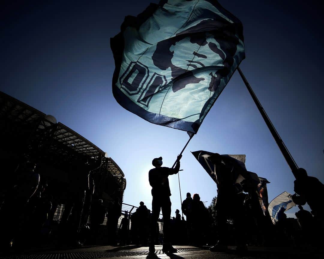 AFP通信さんのインスタグラム写真 - (AFP通信Instagram)「AFP Photo 📷 @d077 - A man waves a flag at the effigy of late Argentinian football legend Diego Maradona, as people gather  outside the San Paolo stadium in Naples to mourn the death of Maradona.⁣ .⁣ Maradona, widely remembered for his "Hand of God" goal against England in the 1986 World Cup quarter-finals, died on November 25, 2020 of a heart attack at his home near Buenos Aires in Argentina, while recovering from surgery to remove a blood clot on his brain.⁣ .⁣ #Maradona #DiegoMaradona」11月28日 18時50分 - afpphoto
