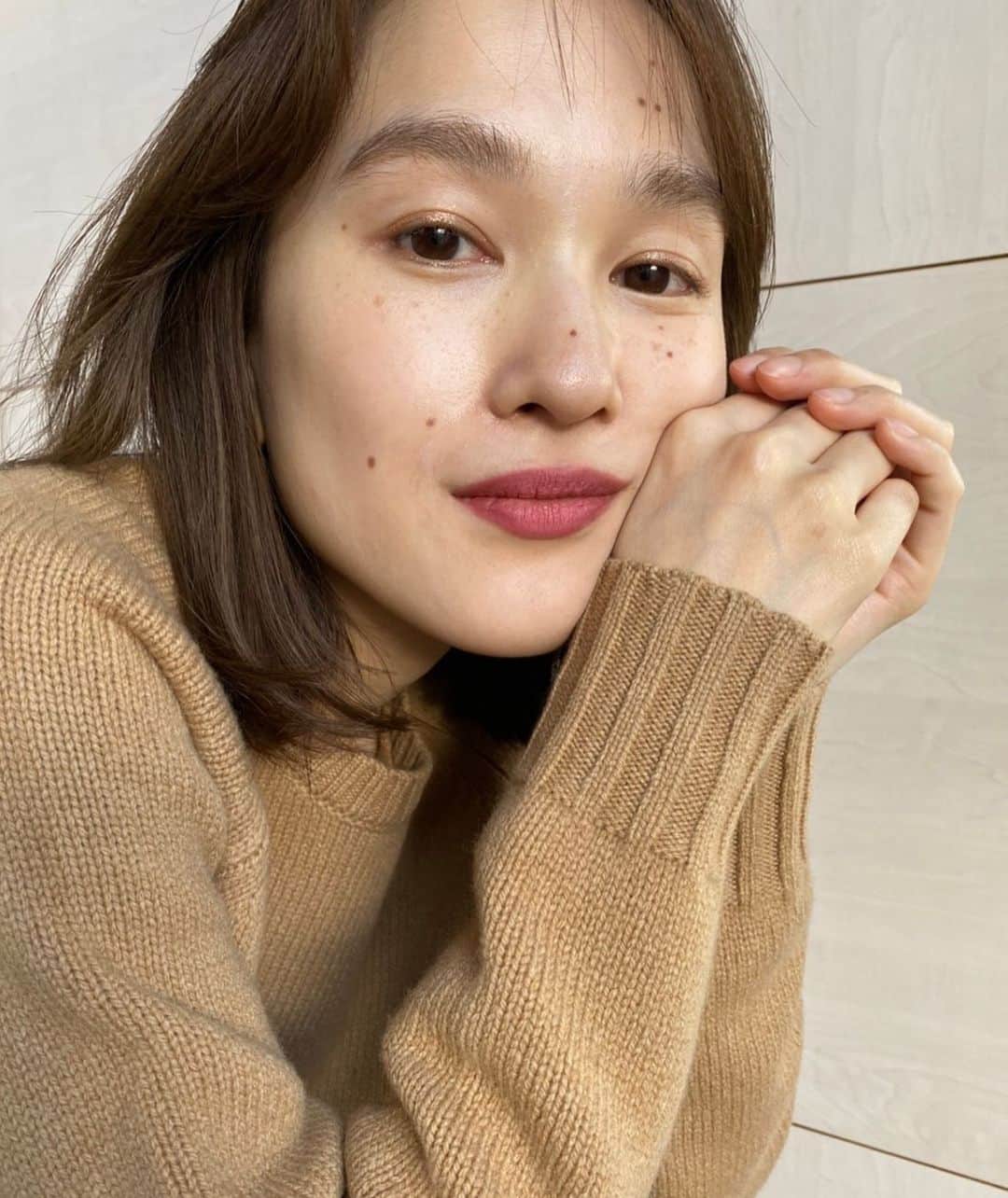 のインスタグラム：「素肌にキラキラぐらいがすき。」