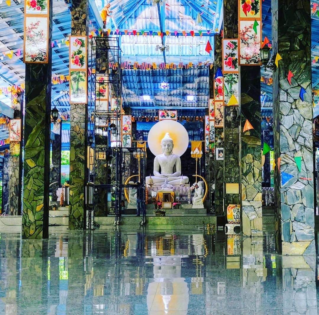 タイ国政府観光庁さんのインスタグラム写真 - (タイ国政府観光庁Instagram)「・﻿ ／﻿ 皆さま☀️﻿ サワッディー・カー🙏﻿ ＼﻿ ﻿ 今日の #thailovers は... @thailand_fotografie さん😘﻿ ﻿ コーンケーン県の寺院「ワット・パー・タンマ・ウッタヤーン」でパチリ📸✨﻿ ﻿ 後光まで美しい真っ白な仏像が床に反射し、より一層神々しい雰囲気を醸し出しています…😌✨﻿ ﻿ ワット・パー・タンマ・ウッタヤーンの敷地内には、このほかにも様々な仏像が🙏﻿ コーンケーン県を旅する際はじっくりと寺院内を巡ってみてください✨﻿ ﻿ 📷 @thailand_fotografie﻿ 📍 ワット・パー・タンマ・ウッタヤーン﻿ ﻿ ・・・・・・・﻿ ［タイ好き（THAI LOVERS）な皆さんの写真を大募集🇹🇭💕］﻿ ﻿ ハッシュタグ #thailovers をつけて、タイで撮影した写真を投稿すると、こちらでご紹介させて頂くことがあります🐥﻿ ﻿ 皆様からの投稿をお待ちしています‼️﻿ ﻿ #repost #タイ #コーンケーン #イサーン #ワットパータンマウッタヤーン #仏像 #タイ寺院 #お寺巡り #お寺好きな人 #こんなタイ知らなかった #もっと知りタイ #タイを知りつくす #タイ旅行  #旅好きな人と繋がりたい #旅行好きな人と繋がりたい #海外旅行 #thailand #khonkaen #isan #watpathammautthayan #temple #thainess #amazingthailand #thailandtravel #thailandtrip #thai #thaistagram #lovethailand﻿」11月28日 18時58分 - amazingthailandjp