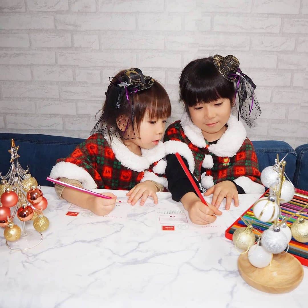 Kuboi Ayumiさんのインスタグラム写真 - (Kuboi AyumiInstagram)「「サンタさん、遅いなぁ」﻿ 「サンタさんに何をお願いしようかな」﻿ ﻿ 娘たちが楽しみにしているクリスマス。﻿ 今年はおうちでゆっくり過ごす予定です。﻿ おうちクリスマスを楽しむためにいろいろ準備しているのですが﻿ 娘たちはサンタさんへの手紙をせっせと書いています。﻿ ﻿ 日本唯一の本物のサンタさんに手紙を出せる『サンタポスト』があるのをご存知でしょうか。﻿ ﻿ 全国のトイザらス、ベビーザらス店舗に期間限定で設置されているのですが﻿ サンタポストに投函する専用ポストカードも無料でもらえるので﻿ それにメッセージを書いてサンタポストに投函！﻿ 12月5日までに投函されたお手紙はクリスマス前までにグリーンランド国際サンタクロース協会に届けてくれます。﻿ ﻿ サンタポストにお手紙を出しに行ったら、とトイザらスオリジナル子供用フェイスシールドとビスコがもらえちゃいました。﻿ 先着順みたいですので、欲しい人は早めにチェックしてみてね。﻿ ﻿ ちなみに、専用ポストカードは全国のスシロー店舗（562店舗）でも配布されています。﻿ ﻿ 店頭のポストに入れられなくても、今年は『デジタルサンタポスト』があるので﻿ おうちからでもサンタさんに手紙を送れちゃいますよ。﻿ ﻿ ﻿ @toysrus_jp﻿ ﻿ ﻿ #女の子ママ #Christmas #クリスマス #トイザらスサンタポスト #トイザらスデジタルサンタポスト #トイザらス #ベビーザらス #サンタ #クリスマスプレゼント #pr」11月28日 19時09分 - himekagami