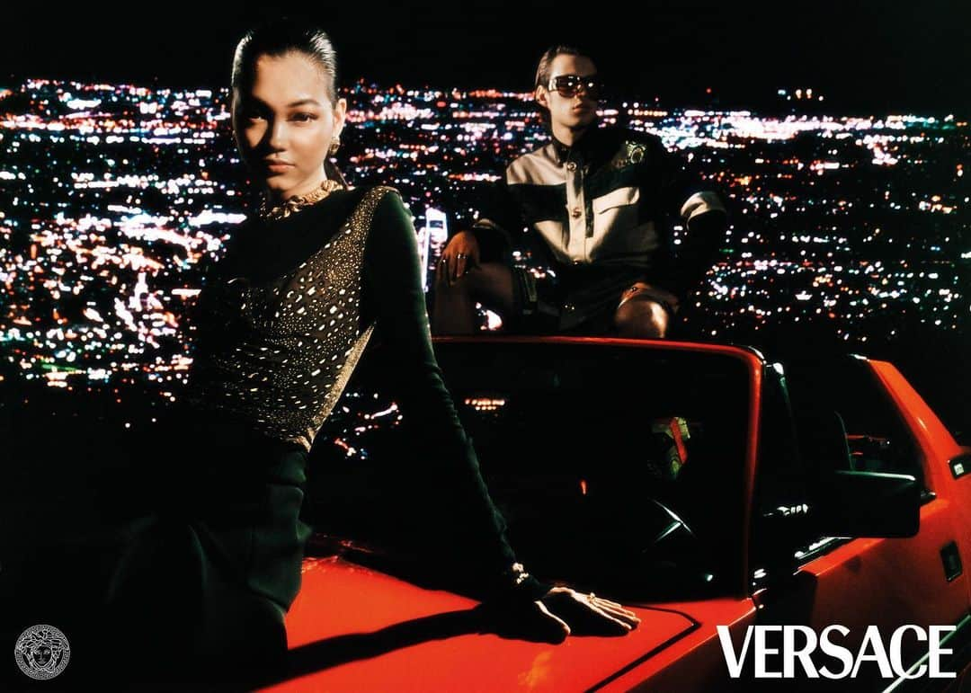 ジャンニヴェルサーチさんのインスタグラム写真 - (ジャンニヴェルサーチInstagram)「Midnight ride - inspired by the journeys made to connect with loved ones, the #VersaceHoliday campaign sees its protagonists hit the road. Meet the cast through the link in bio.」11月28日 19時10分 - versace