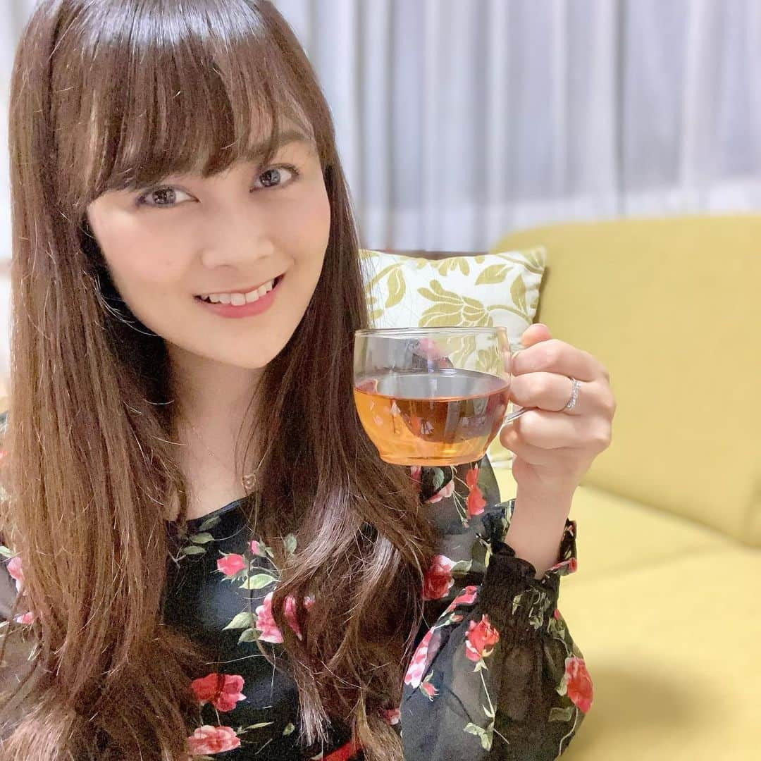 野本愛さんのインスタグラム写真 - (野本愛Instagram)「毎日飲んでて、超お気に入りの健康茶九州 @nourishteakyushu 💕﻿ ﻿ ハブ茶、はとむぎ、ほうじ茶、ドクダミ、鉄観音など21種類の美容と健康にいい﻿ 野草や穀物がブレンドされていて﻿ 味も香ばしくて美味しいの😍❣️❣️❣️﻿ ﻿ ノンカフェインだから夜でも気にせず飲めるし、﻿ 美容と健康にもいい成分だし、﻿ 飽きが来ない😃✨✨﻿ ﻿ プレゼントもしやすいパッケージ😊🎁💕﻿ ﻿ リピ予定😍💕﻿ ﻿ #﻿健康茶九州 #健康茶 #ブレンドティー #健康オタク #健康管理 #インナービューティー #インナーケア #お茶好きな人と繋がりたい #お茶の時間 #お茶のある暮らし #ティータイム #美容マニア #美容オタク #ノンカフェイン #贈答品 #japaneseblendtea #japanesebeauty」11月28日 19時03分 - himemode