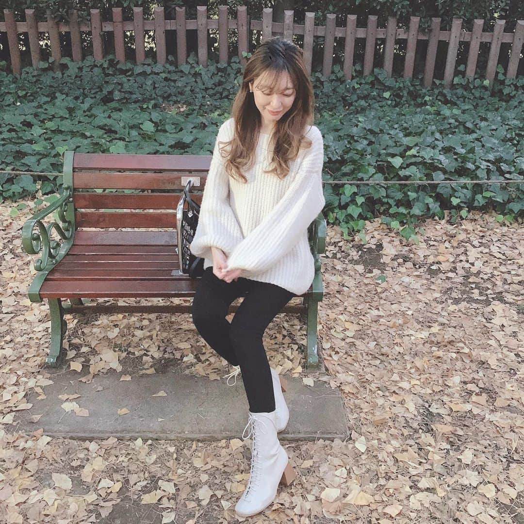 菊池かなこさんのインスタグラム写真 - (菊池かなこInstagram)「. まいやんコラボのゆるニットと zaraのスキニー vivianのレースアップブーツ👢 ちょっと痩せてる時しか出来ないコーデ😱 . 毎年楽しみの外苑前銀杏並木へ。 17時ごろには暗くなってしまうので 早目の訪問がおすすめ!! . . 🧶 @grl_official 👖 @zara 👢 @vivian_collection_official #スクエアトゥレースアップミドルブーツ . . . ୨୧┈┈┈┈┈┈┈┈┈┈┈┈┈┈┈┈┈୨୧ #viviancollection#vivianコーデ#vivian公式アンバサダー#ショートブーツ#レースアップシューズ#白ブーツ #秋コーデ#秋ファッション#30代コーデ#大人カジュア ル#スキニーコーデ#スキニーパンツ#白ニット#ニットコーデ#grl#グレイル#ザラジョ#ザラコーデ#まいやん#白石麻衣」11月28日 19時03分 - canana_kanako