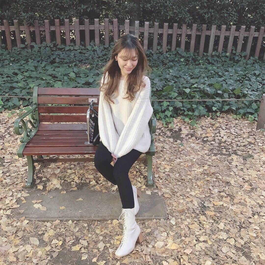 菊池かなこさんのインスタグラム写真 - (菊池かなこInstagram)「. まいやんコラボのゆるニットと zaraのスキニー vivianのレースアップブーツ👢 ちょっと痩せてる時しか出来ないコーデ😱 . 毎年楽しみの外苑前銀杏並木へ。 17時ごろには暗くなってしまうので 早目の訪問がおすすめ!! . . 🧶 @grl_official 👖 @zara 👢 @vivian_collection_official #スクエアトゥレースアップミドルブーツ . . . ୨୧┈┈┈┈┈┈┈┈┈┈┈┈┈┈┈┈┈୨୧ #viviancollection#vivianコーデ#vivian公式アンバサダー#ショートブーツ#レースアップシューズ#白ブーツ #秋コーデ#秋ファッション#30代コーデ#大人カジュア ル#スキニーコーデ#スキニーパンツ#白ニット#ニットコーデ#grl#グレイル#ザラジョ#ザラコーデ#まいやん#白石麻衣」11月28日 19時03分 - canana_kanako