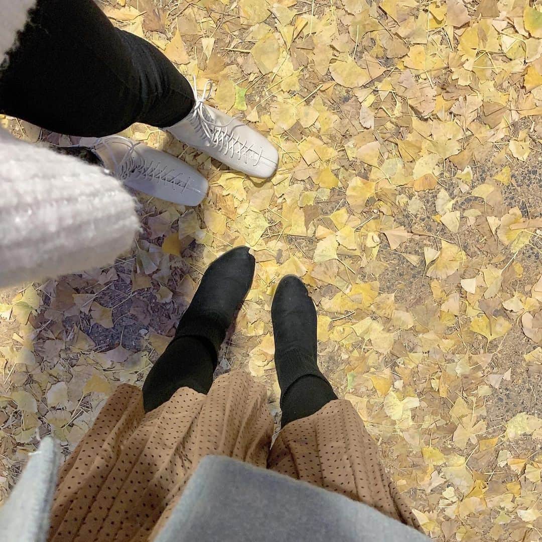 菊池かなこさんのインスタグラム写真 - (菊池かなこInstagram)「. まいやんコラボのゆるニットと zaraのスキニー vivianのレースアップブーツ👢 ちょっと痩せてる時しか出来ないコーデ😱 . 毎年楽しみの外苑前銀杏並木へ。 17時ごろには暗くなってしまうので 早目の訪問がおすすめ!! . . 🧶 @grl_official 👖 @zara 👢 @vivian_collection_official #スクエアトゥレースアップミドルブーツ . . . ୨୧┈┈┈┈┈┈┈┈┈┈┈┈┈┈┈┈┈୨୧ #viviancollection#vivianコーデ#vivian公式アンバサダー#ショートブーツ#レースアップシューズ#白ブーツ #秋コーデ#秋ファッション#30代コーデ#大人カジュア ル#スキニーコーデ#スキニーパンツ#白ニット#ニットコーデ#grl#グレイル#ザラジョ#ザラコーデ#まいやん#白石麻衣」11月28日 19時03分 - canana_kanako
