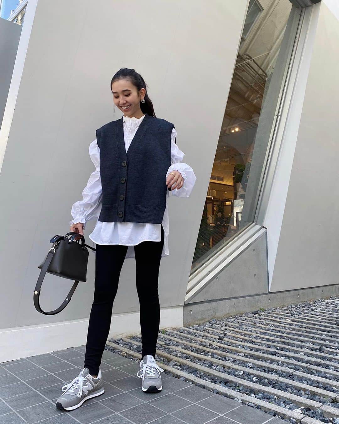 鈴木詩織さんのインスタグラム写真 - (鈴木詩織Instagram)「新しいNew balanceのスニーカーを履いてランチ&お散歩へ🍃  ﻿ ﻿ blouse & vest / ENFOLD denim / UNIQLO shoes / New balance bag / FENDI スニーカーはAmazon購入したよ！ポチしてすぐ届いた🙆🏾‍♀️12月1日までブラックフライデー＆サイバーマンデーのセールでお買い得になってるみたいです。 前回のセールで買いそびれたので、今回は狙ってたものを買う予定♡  スニーカー以外にもバッグとか、他にもファッションアイテムがお買い得になってたので要チェック😲  ﻿ ﻿  #BlackFriday#ブラックフライデー#amazonで発見 #amazonfashionjp#Amazon#PR#ニットベスト#ニットベストコーデ#モノトーンコーデ#コーデ部#162cmコーデ#コーデ日記#ニューバランス#newbalance#newbalance574 @amazonfashionjp」11月28日 19時03分 - shiorin0802suzuki