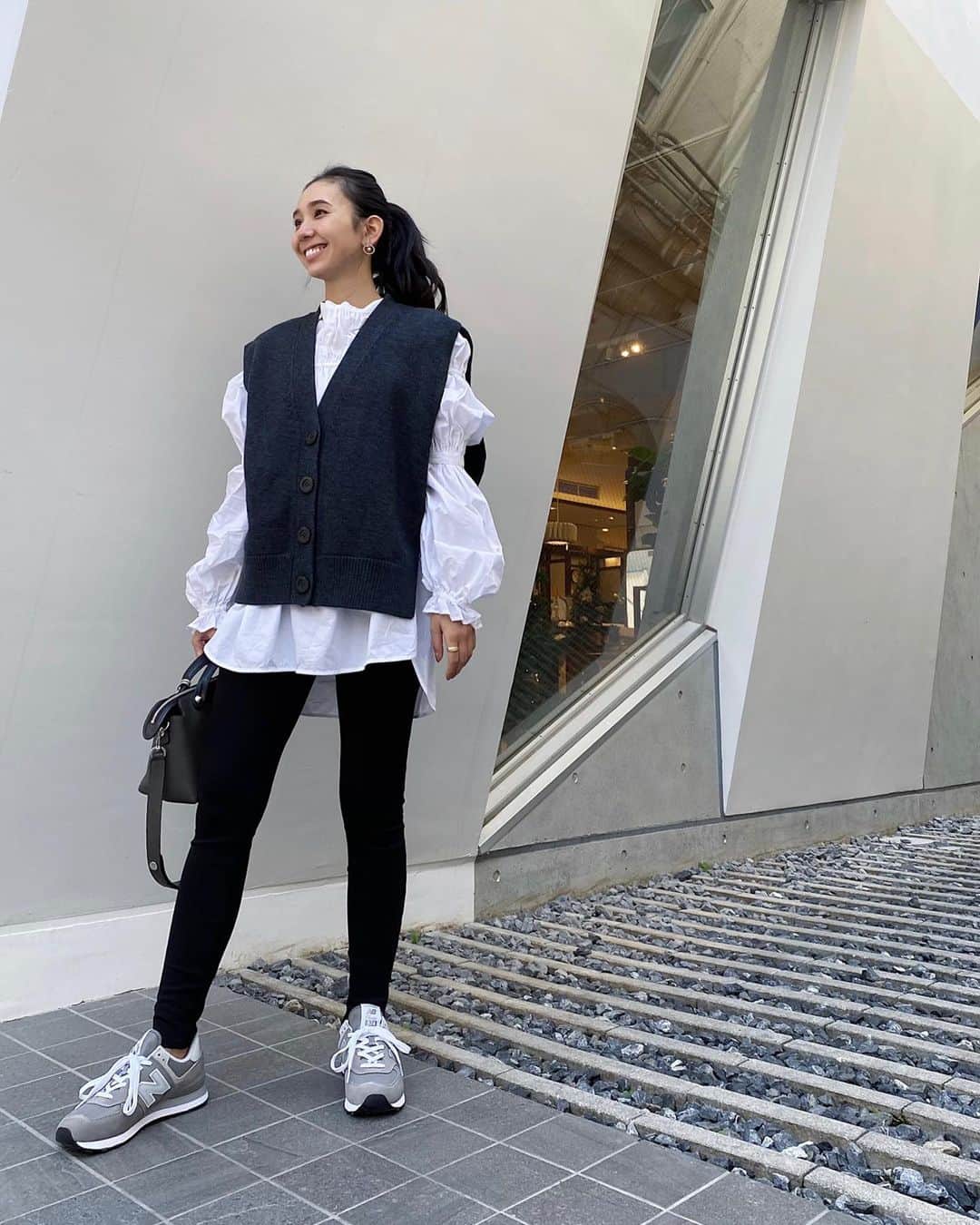 鈴木詩織さんのインスタグラム写真 - (鈴木詩織Instagram)「新しいNew balanceのスニーカーを履いてランチ&お散歩へ🍃  ﻿ ﻿ blouse & vest / ENFOLD denim / UNIQLO shoes / New balance bag / FENDI スニーカーはAmazon購入したよ！ポチしてすぐ届いた🙆🏾‍♀️12月1日までブラックフライデー＆サイバーマンデーのセールでお買い得になってるみたいです。 前回のセールで買いそびれたので、今回は狙ってたものを買う予定♡  スニーカー以外にもバッグとか、他にもファッションアイテムがお買い得になってたので要チェック😲  ﻿ ﻿  #BlackFriday#ブラックフライデー#amazonで発見 #amazonfashionjp#Amazon#PR#ニットベスト#ニットベストコーデ#モノトーンコーデ#コーデ部#162cmコーデ#コーデ日記#ニューバランス#newbalance#newbalance574 @amazonfashionjp」11月28日 19時03分 - shiorin0802suzuki