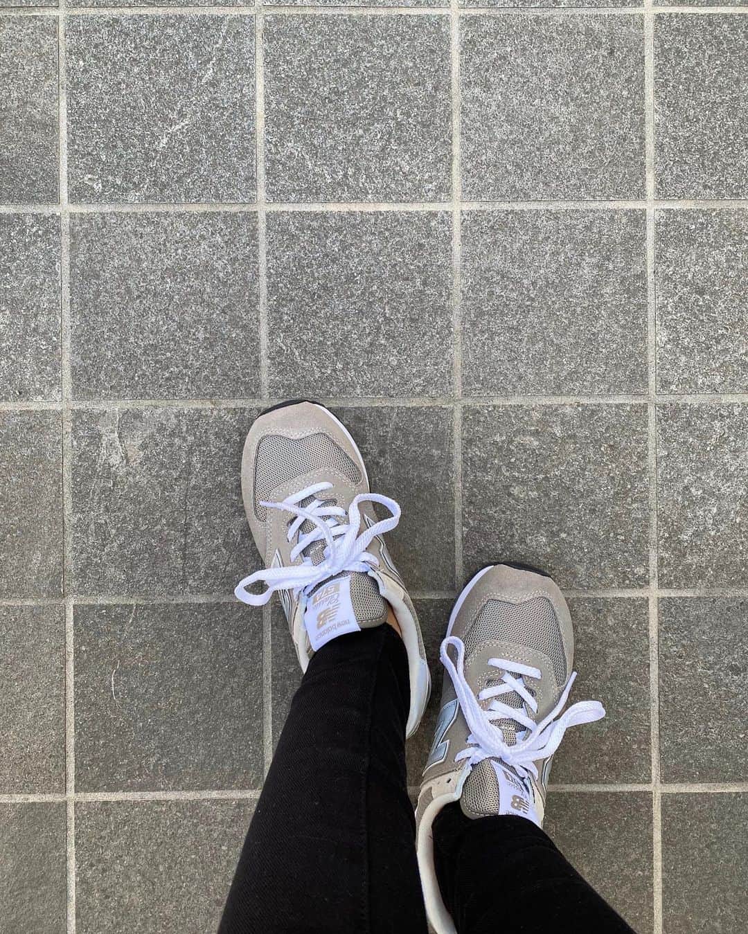 鈴木詩織さんのインスタグラム写真 - (鈴木詩織Instagram)「新しいNew balanceのスニーカーを履いてランチ&お散歩へ🍃  ﻿ ﻿ blouse & vest / ENFOLD denim / UNIQLO shoes / New balance bag / FENDI スニーカーはAmazon購入したよ！ポチしてすぐ届いた🙆🏾‍♀️12月1日までブラックフライデー＆サイバーマンデーのセールでお買い得になってるみたいです。 前回のセールで買いそびれたので、今回は狙ってたものを買う予定♡  スニーカー以外にもバッグとか、他にもファッションアイテムがお買い得になってたので要チェック😲  ﻿ ﻿  #BlackFriday#ブラックフライデー#amazonで発見 #amazonfashionjp#Amazon#PR#ニットベスト#ニットベストコーデ#モノトーンコーデ#コーデ部#162cmコーデ#コーデ日記#ニューバランス#newbalance#newbalance574 @amazonfashionjp」11月28日 19時03分 - shiorin0802suzuki