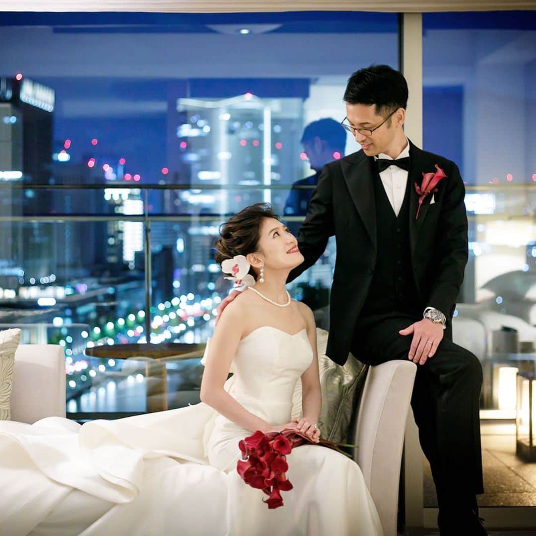 ウェディングドレスMerry Marry（メリーマリー）のインスタグラム：「@merrymarry_dress 　﻿ ﻿ をフォローをお願いします。﻿ ﻿ *･゜ﾟ･*:.｡..｡.:*･'(*ﾟ▽ﾟ*)'･*:.｡. .｡.:*･゜ﾟ･*﻿ ﻿ 11月22日いい夫婦の日に﻿ 結婚されたお二人から﻿ 幸せのお裾分けです✨✨﻿ ﻿ おめでとうございます🎉﻿ ﻿ パレスホテル東京さんで﻿ 挙式されたお二人﻿ ハリ感のあるミカド素材の﻿ シンプルなドレスを﻿ すごく綺麗に着こなして﻿ いただきました👗﻿ ﻿ ２枚目のお二人の﻿ 笑顔も良いですね✨✨﻿ 私たちも幸せな気分になります❗️﻿ ﻿ 素敵なお写真﻿ ありがとうございました。﻿ いつまでもお幸せに！﻿ ﻿ *･゜ﾟ･*:.｡..｡.:*･'(*ﾟ▽ﾟ*)'･*:.｡. .｡.:*･゜ﾟ･*﻿ ﻿ ✨◇メリーマリーのお得な情報◇✨﻿ ﻿ ブランド『the　D』さんの﻿ ブライダルインナー﻿ 美フォルム・ロングラインブラシンプル・﻿ キレイウォーカーなどなど全て﻿ ﻿ ✨特別30%OFFキャンペーン継続中✨﻿ ﻿ ぜひこの機会に購入してください。﻿ ドレスが既にお決まりの方も﻿ ブライダルインナーだけの﻿ ご試着もお受けしています。﻿ ﻿ ご予約はプロフィールから﻿ 電話・メール　またはDMで承ります。﻿ ﻿ 遠方でご来店頂けない方は﻿ サイズがおわかりであれば代引きで﻿ 発送も出来ます。大変お得です！﻿ ﻿ *･゜ﾟ･*:.｡..｡.:*･'(*ﾟ▽ﾟ*)'･*:.｡. .｡.:*･゜ﾟ･*        ﻿ ﻿ @merrymarry_dress 　﻿ ﻿ 【 #メリーマリー 】をつけて﻿ 投稿＆フォローをお願いします。﻿ ﻿ *･゜ﾟ･*:.｡..｡.:*･'(*ﾟ▽ﾟ*)'･*:.｡. .｡.:*･゜ﾟ･*  ﻿ >>>エレガントなドレスをお探しの方は♡﻿ @merrymarry_elegant﻿ ﻿ >>>リゾートにあうドレスをお探しの方は♡﻿ @merrymarry_resort﻿ ﻿ >>>卒花嫁さんのお写真を見られたい方は♡﻿ @merrymarry_bride﻿ ﻿ *･゜ﾟ･*:.｡..｡.:*･'(*ﾟ▽ﾟ*)'･*:.｡. .｡.:*･゜ﾟ･*﻿ ﻿ #マーメイドドレス　#マーメイドライン﻿ #マーメイドラインドレス﻿ #ドレス購入　#オーダードレス﻿ #シンプルドレス　#ミカドシルク﻿ #ホテルウェディンング　#ホテル挙式﻿ #ホテルウェディング東京﻿ #パレスホテル東京﻿ #パレスホテル東京ウエディング　﻿ #パレスホテル東京ウェディング﻿ #パレス花嫁　#パレス花嫁レポ﻿ #パレスホテル東京花嫁　﻿ #パレスホテル東京wedding﻿ #大人花嫁　#大人婚﻿ #おしゃれ花嫁　﻿ #ブライダルインナー﻿ #ゼクシィ花嫁﻿ #ウェディングパークドレス﻿ #ウェディングパーク　﻿ #結婚式準備　#花嫁準備﻿ #日本中のプレ花嫁さんと繋がりたい　﻿ #カラーブーケ　#カラーのブーケ﻿ ﻿  ﻿ ﻿ *･゜ﾟ･*:.｡..｡.:*･'(*ﾟ▽ﾟ*)'･*:.｡. .｡.:*･゜ﾟ･*」